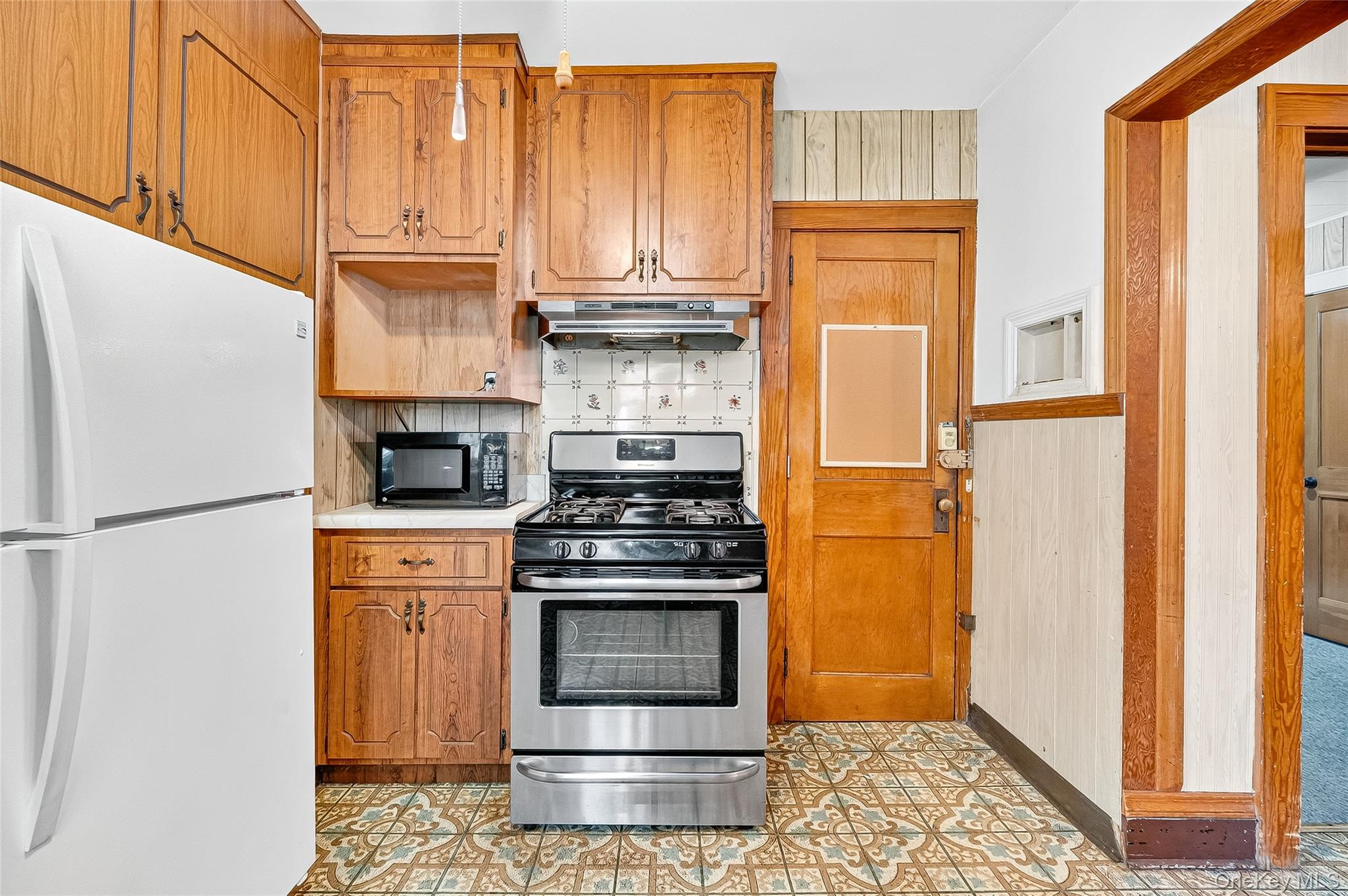 18 Oakwood Road, Bardonia, NY 10954