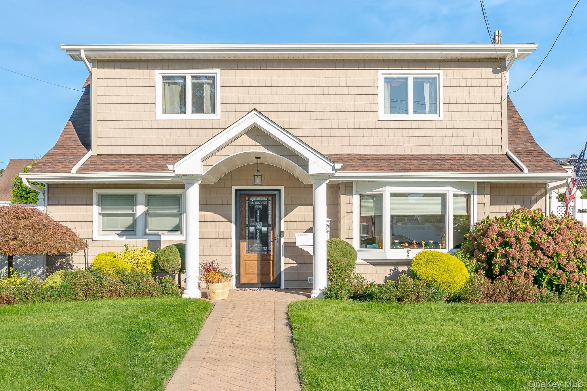 3 Roxbury Lane, Massapequa, NY 11758