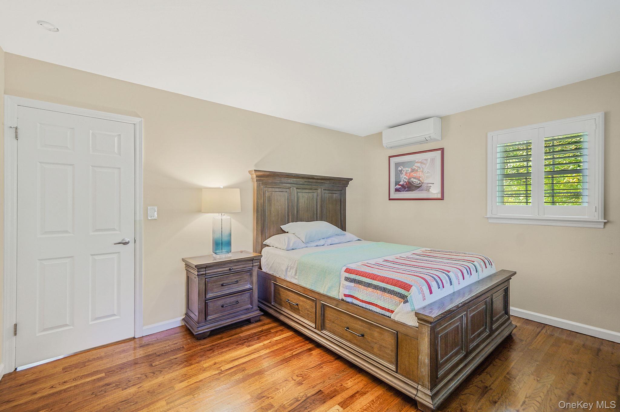 22 5th Avenue, Smithtown, NY 11787