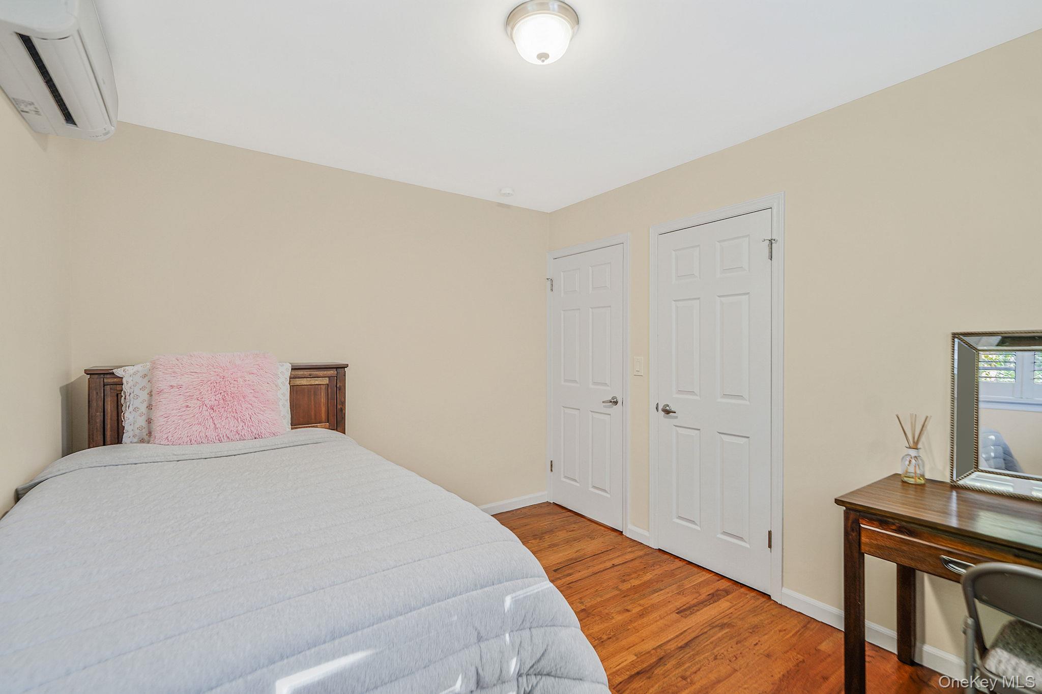 22 5th Avenue, Smithtown, NY 11787