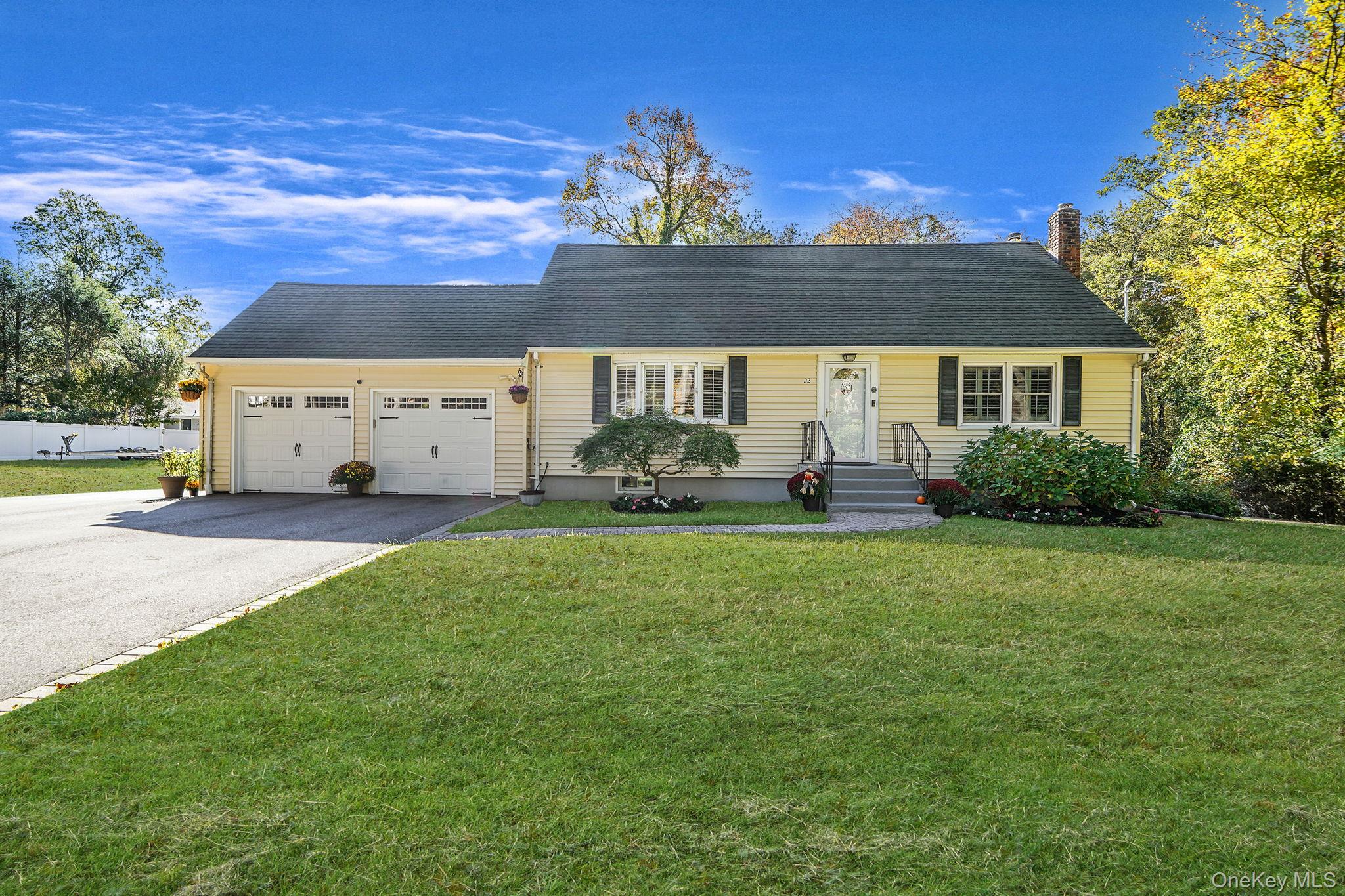 22 5th Avenue, Smithtown, NY 11787