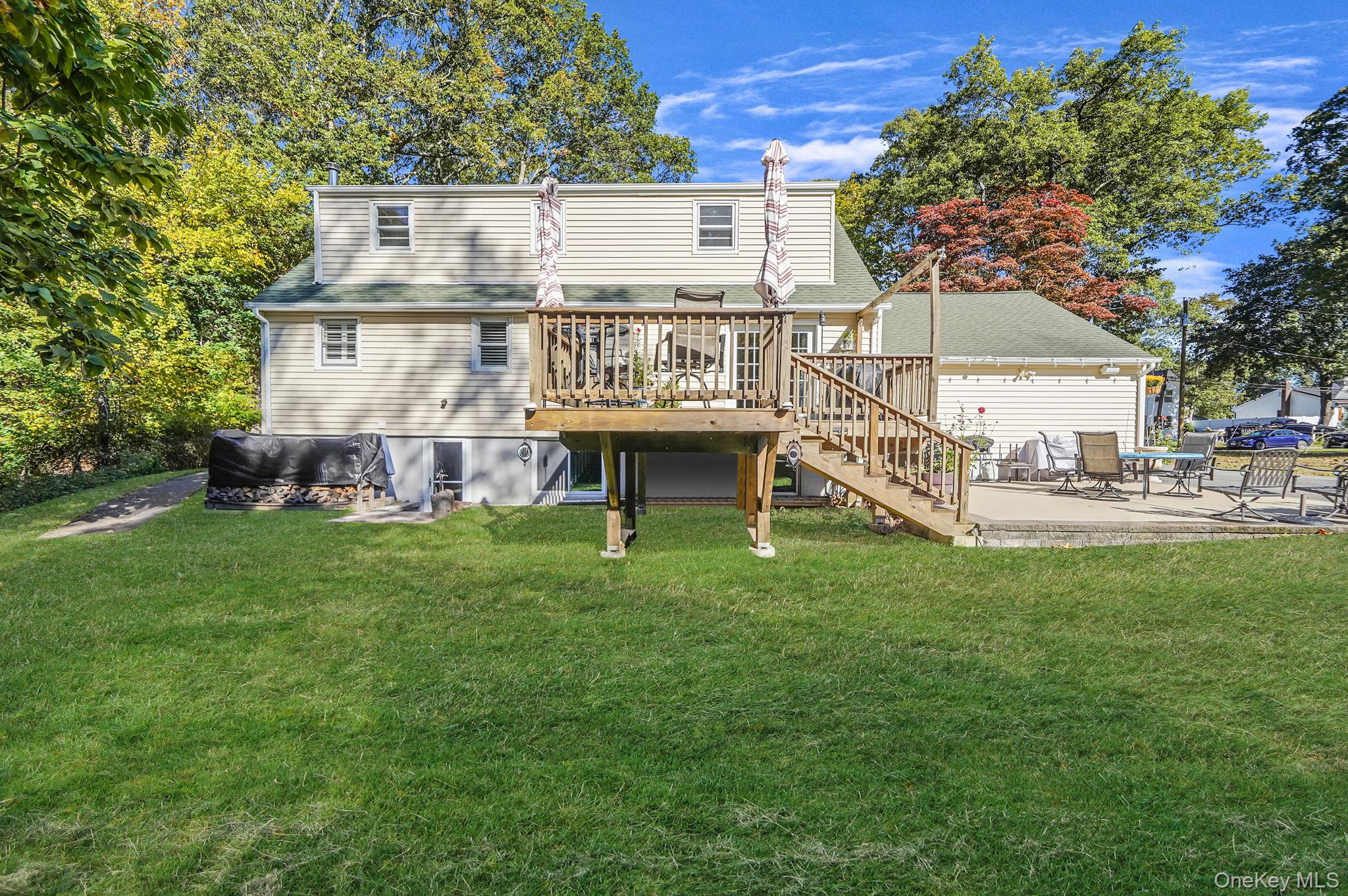 22 5th Avenue, Smithtown, NY 11787