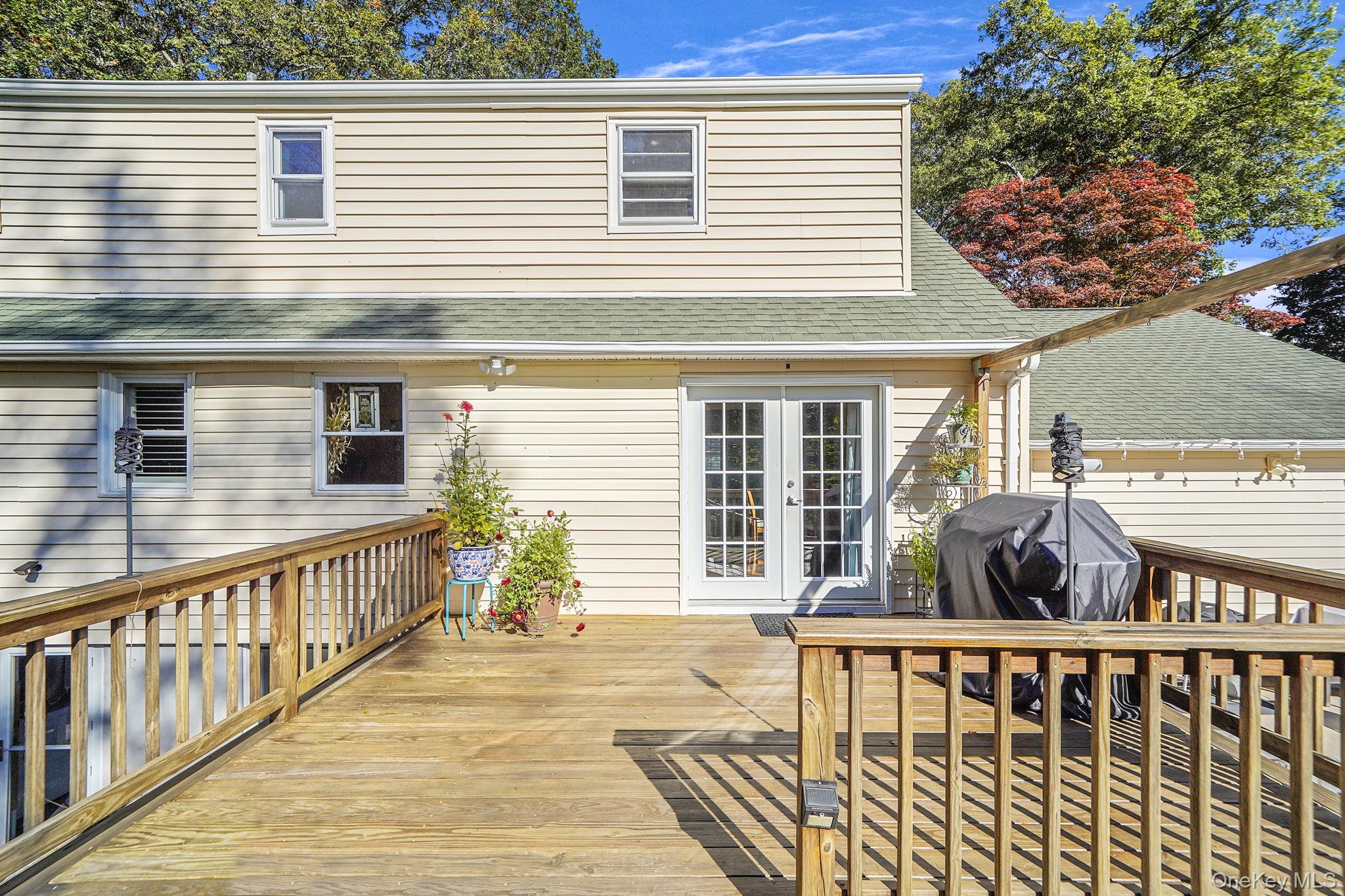 22 5th Avenue, Smithtown, NY 11787