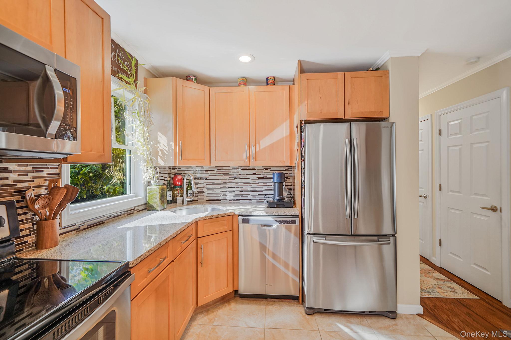 22 5th Avenue, Smithtown, NY 11787