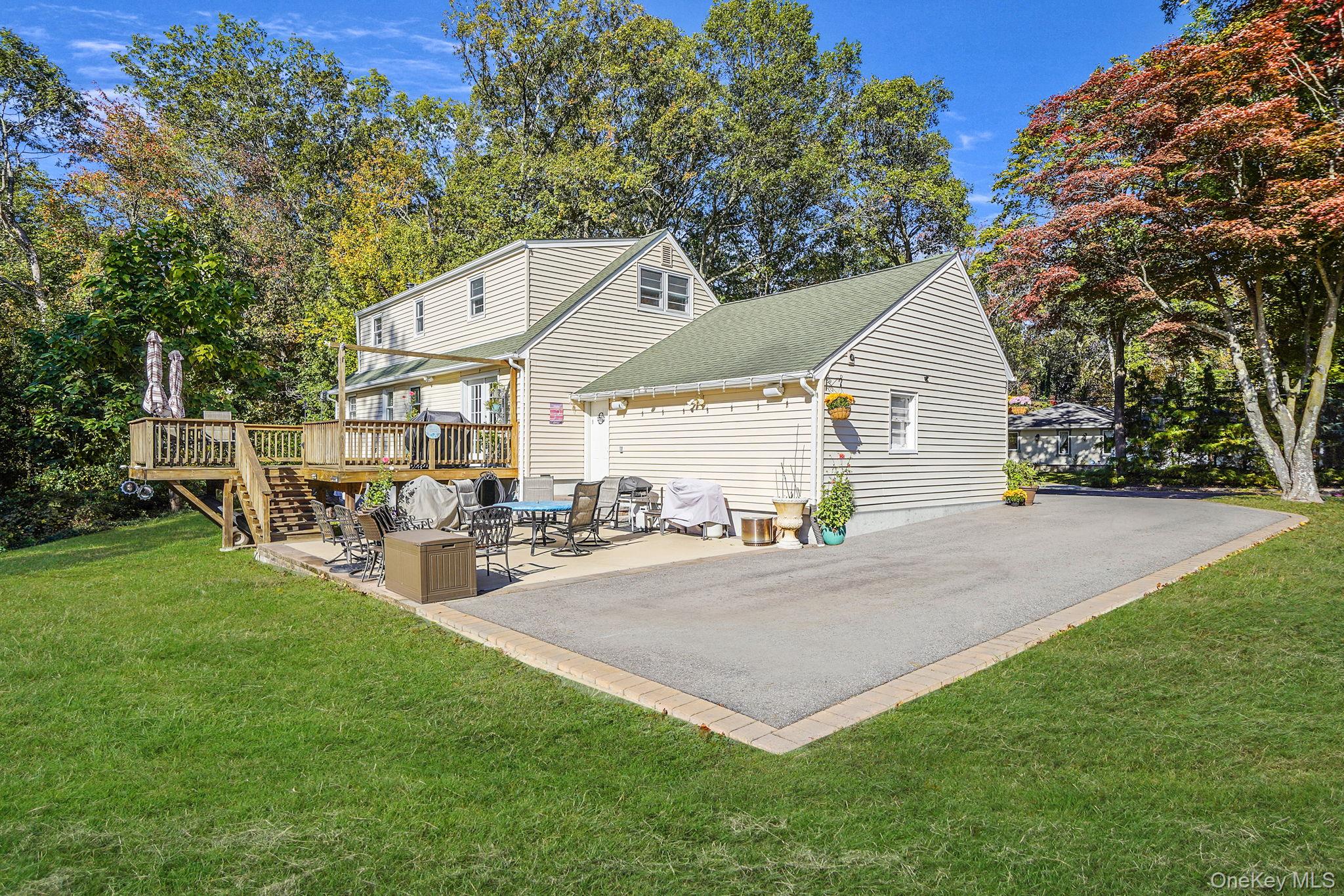 22 5th Avenue, Smithtown, NY 11787