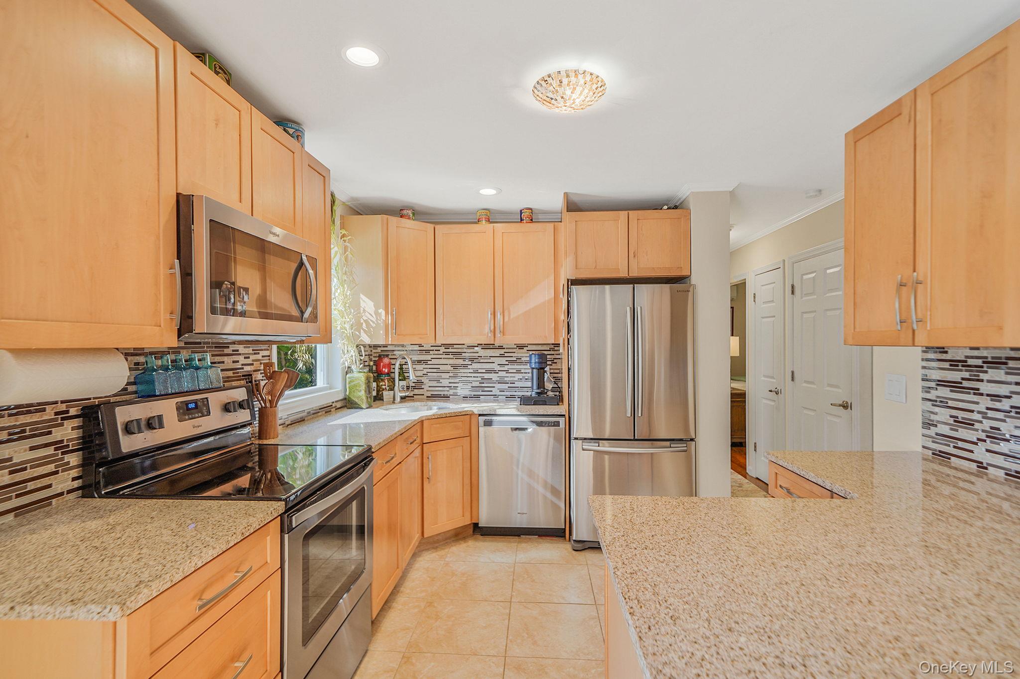 22 5th Avenue, Smithtown, NY 11787