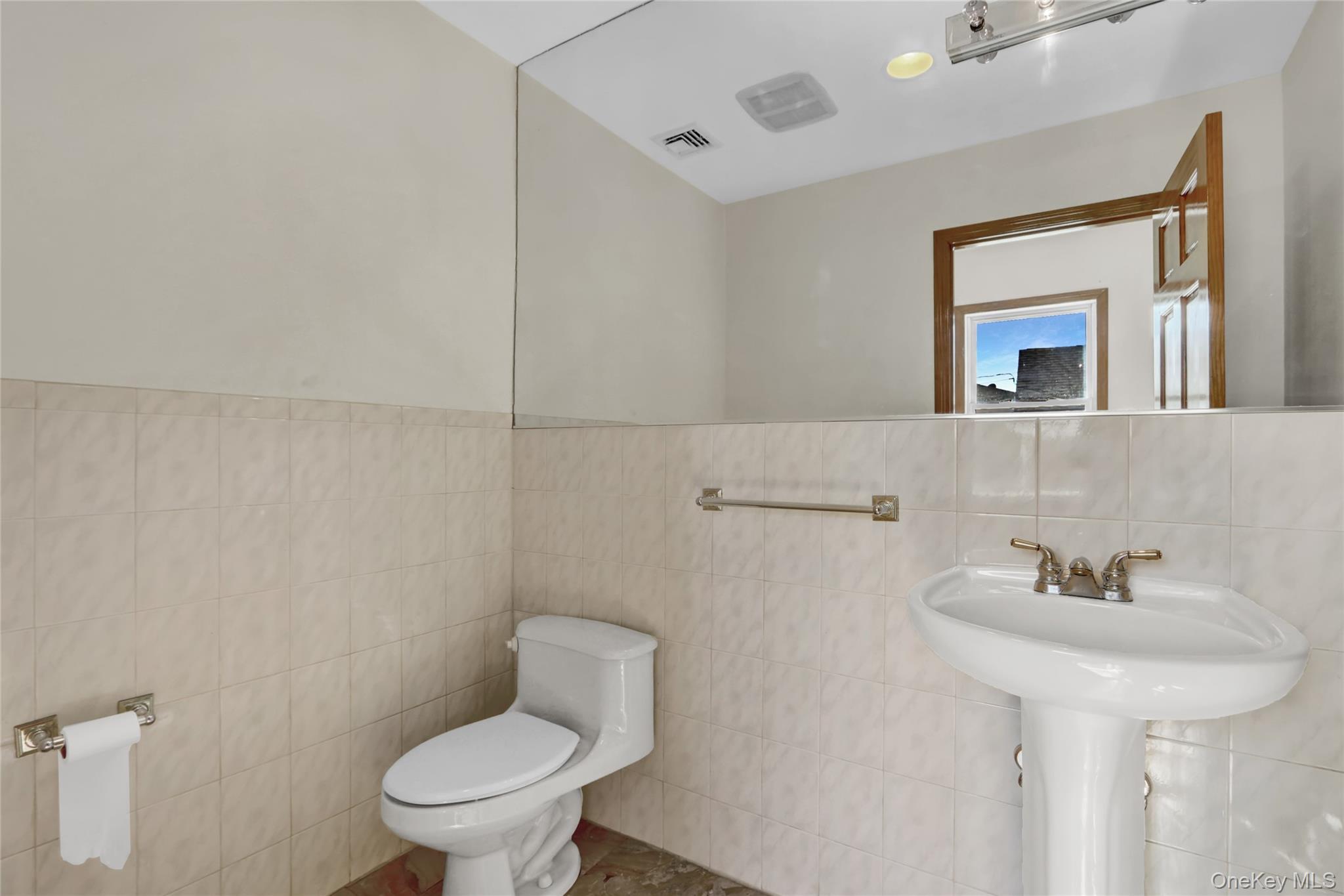 600 Plainview Road, Plainview, NY 11803