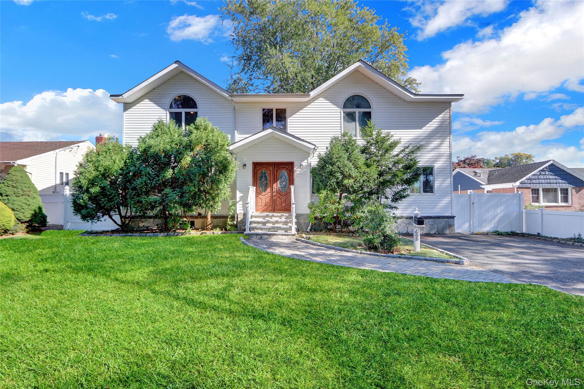 600 Plainview Road, Plainview, NY 11803