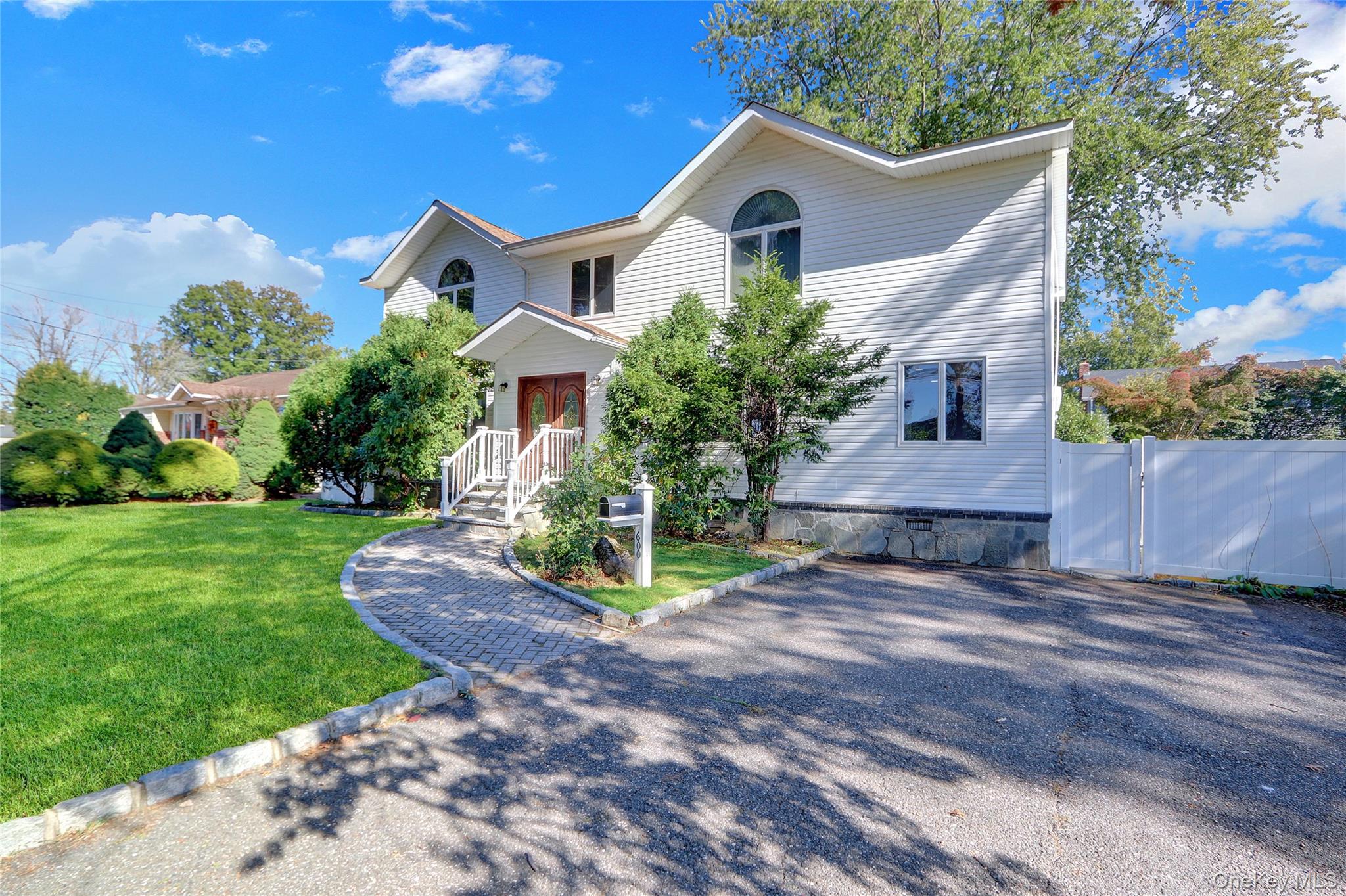 600 Plainview Road, Plainview, NY 11803