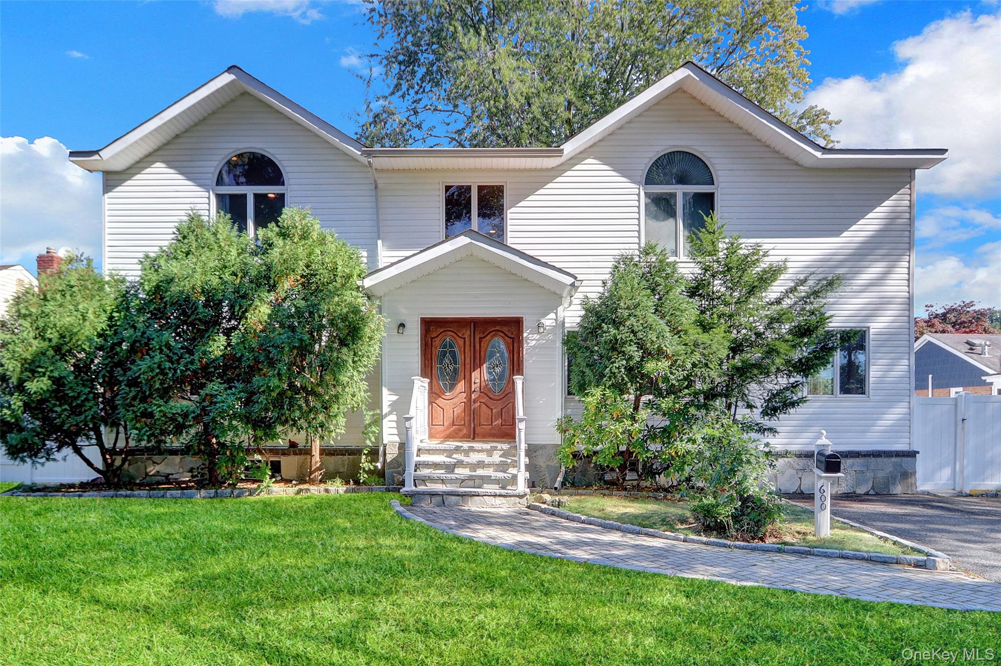 600 Plainview Road, Plainview, NY 11803