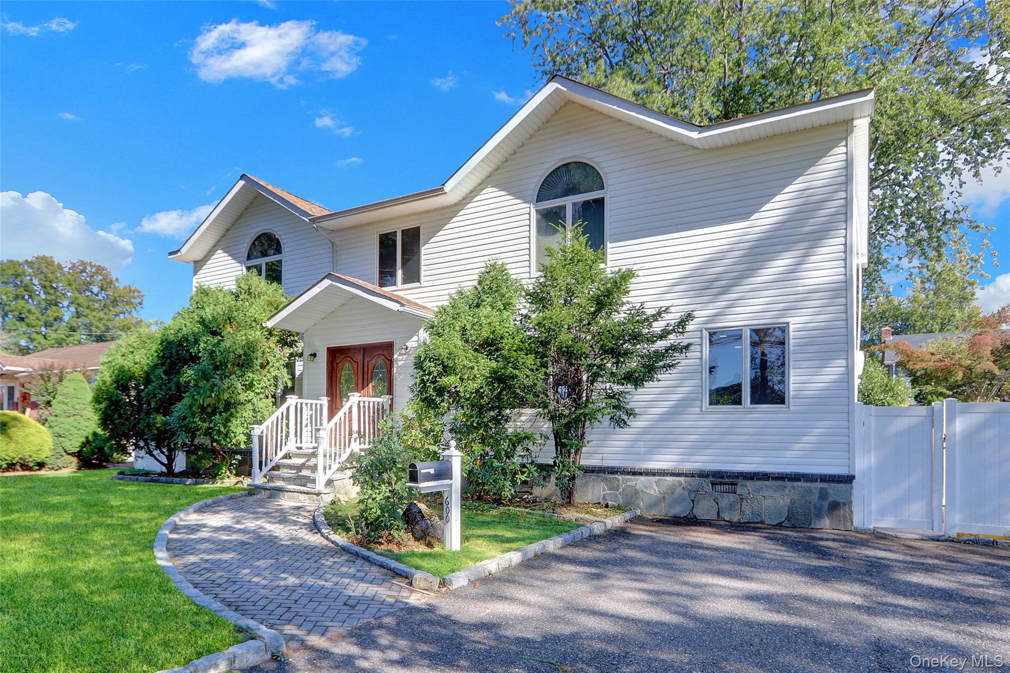 600 Plainview Road, Plainview, NY 11803