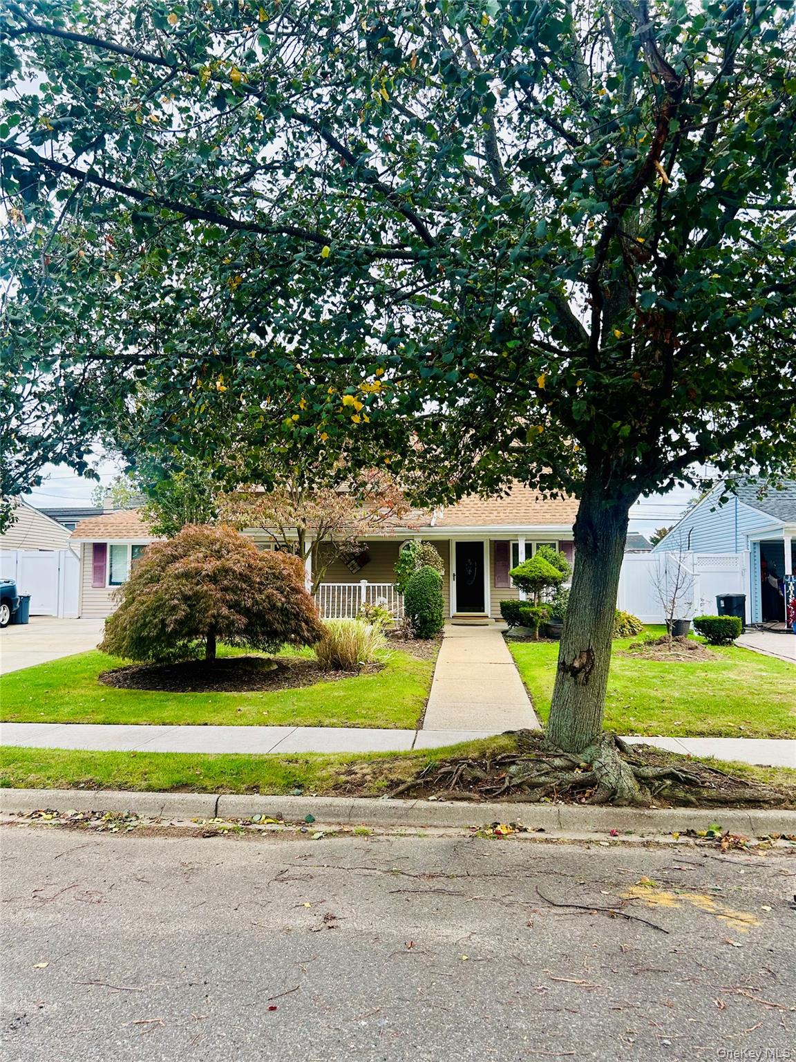 27 Wildflower Lane, Wantagh, NY 11793