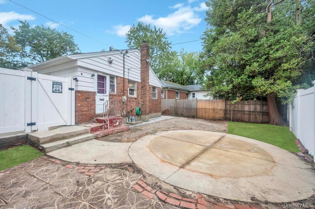 51 Stevenson Road, Hewlett, NY 11557