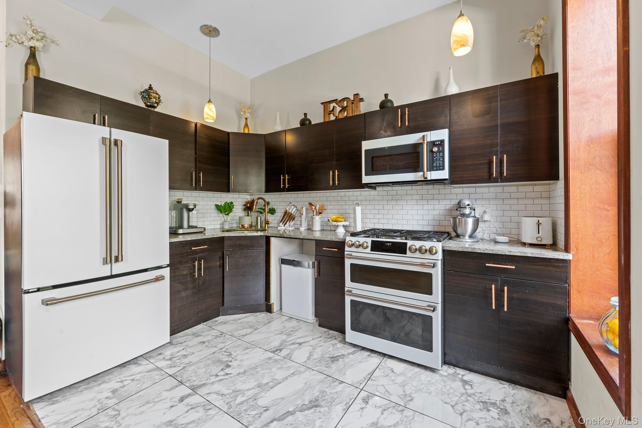 609 Lexington Avenue, Brooklyn, NY 11221