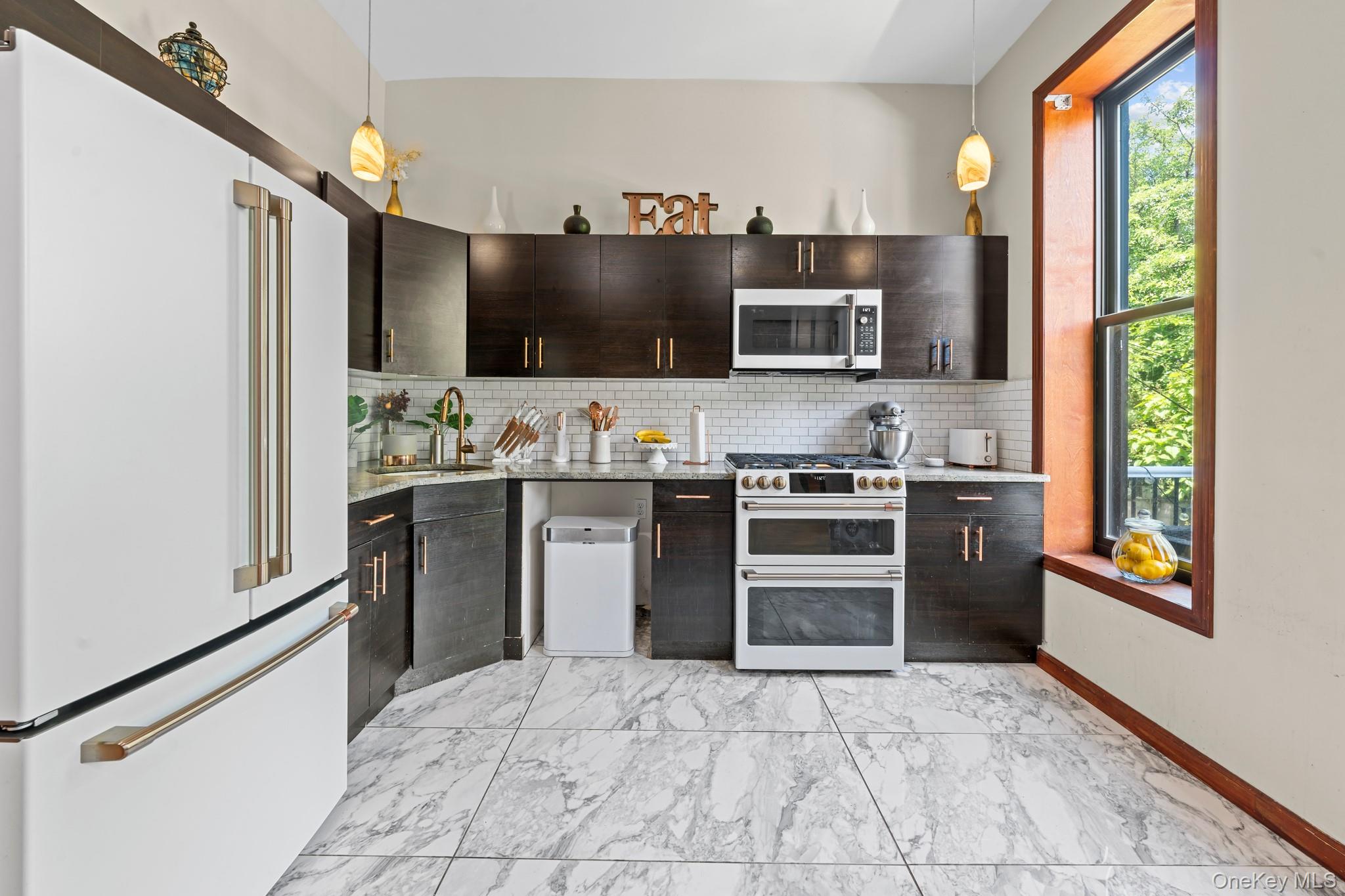 609 Lexington Avenue, Brooklyn, NY 11221