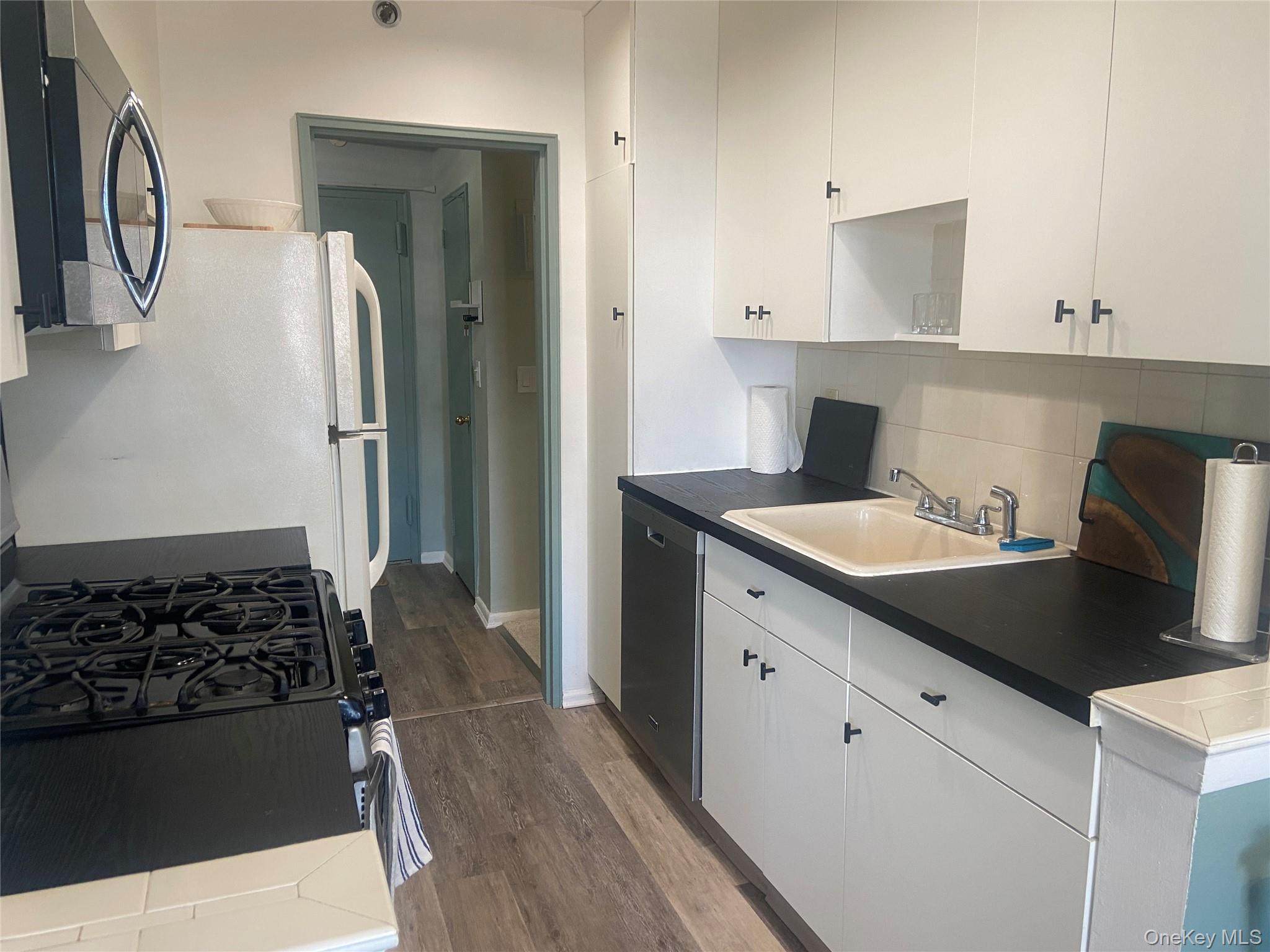 560 W Broadway # 3H, Long Beach, NY 11561