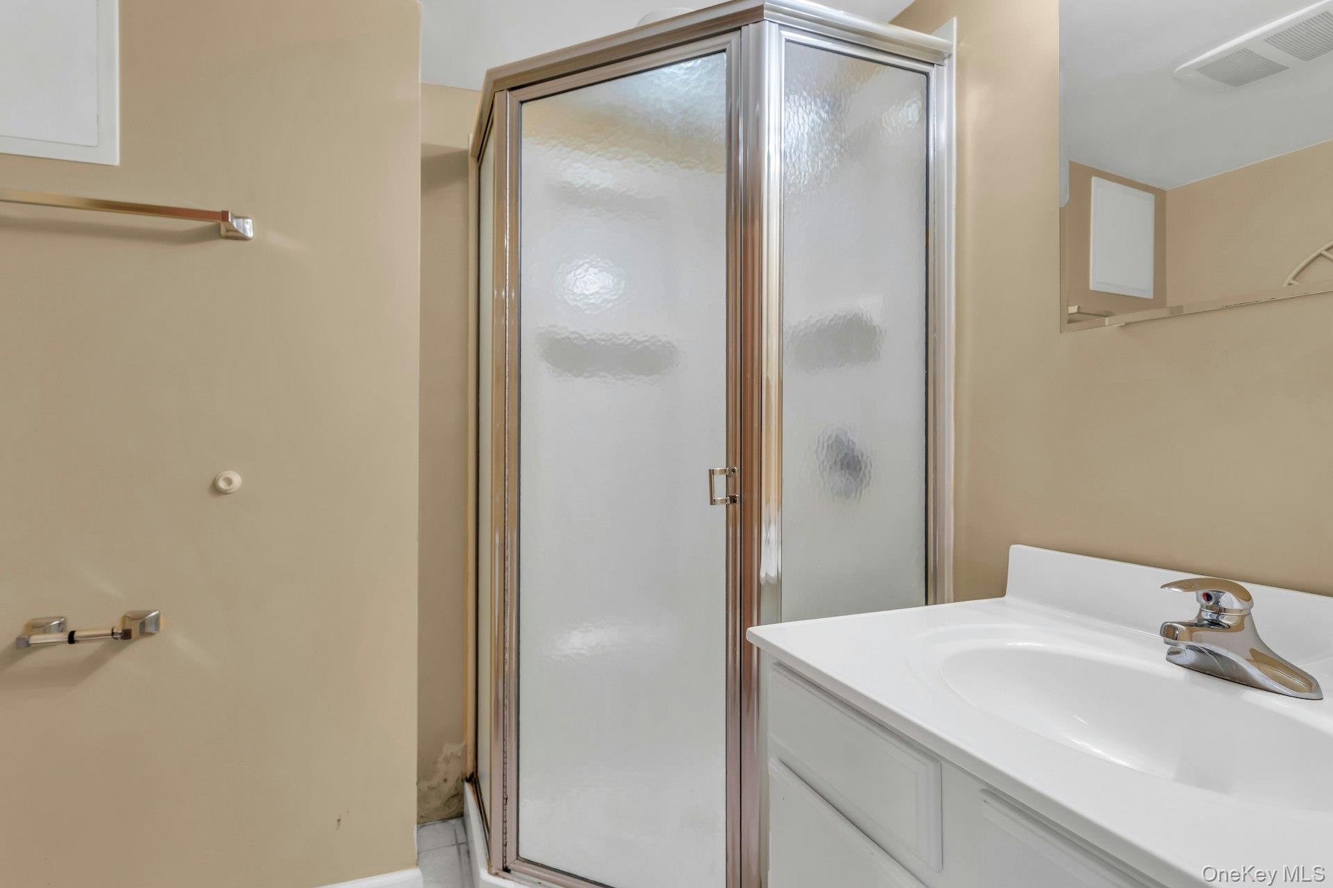 4 Timber Road, Glen Cove, NY 11542