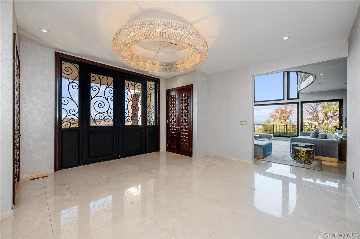 25 Edgewater Lane, Great Neck, NY 11023