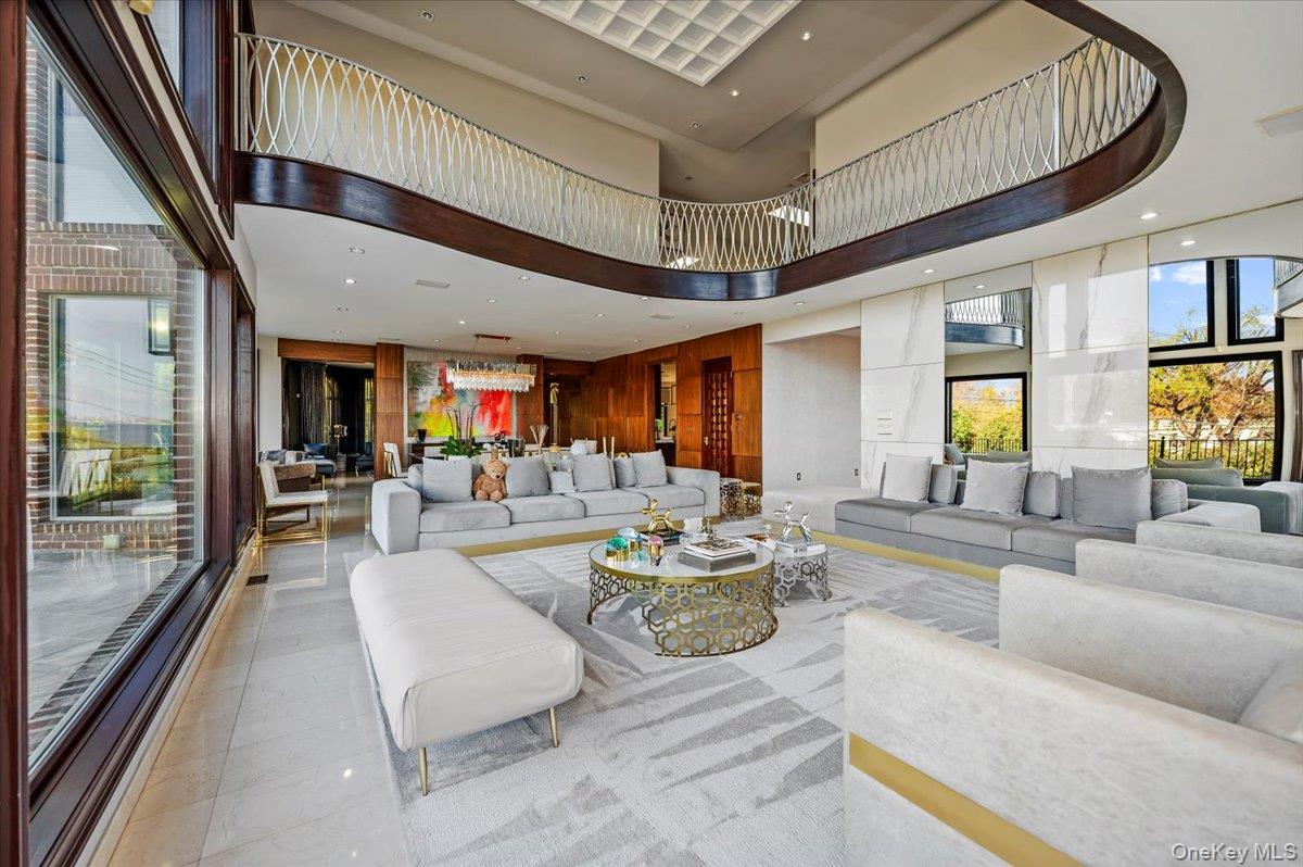 25 Edgewater Lane, Great Neck, NY 11023