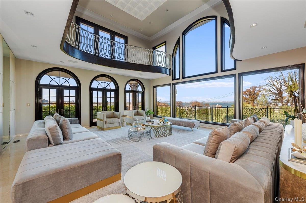 25 Edgewater Lane, Great Neck, NY 11023