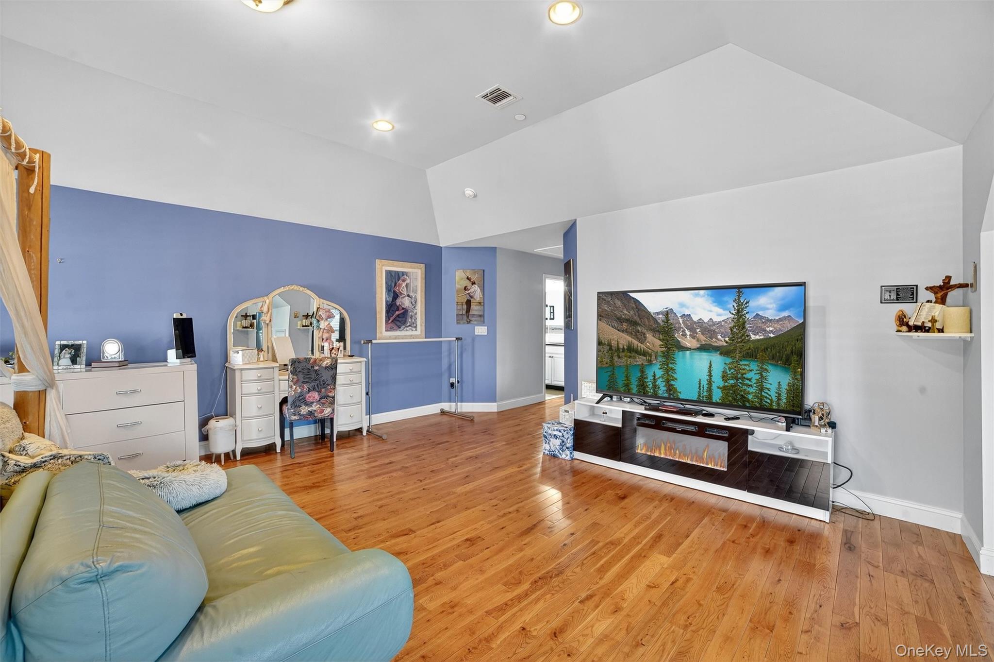 6 Clarion Drive, White Plains, NY 10603