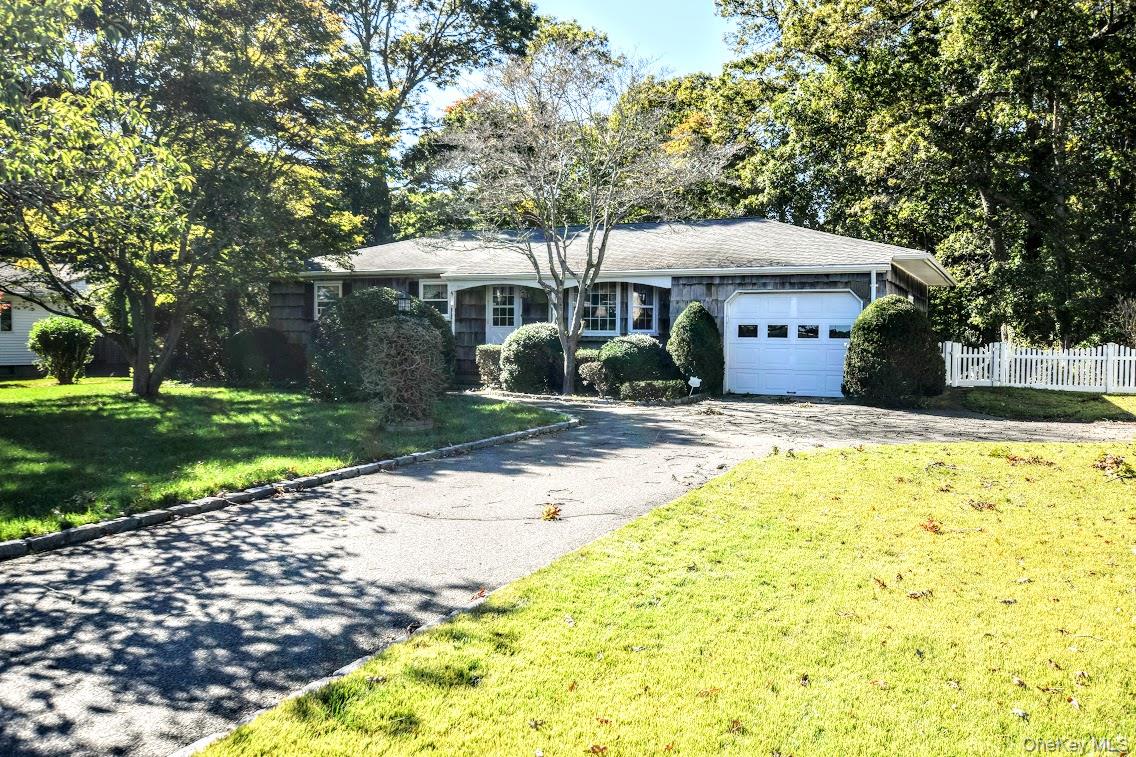 190 Dunton Avenue N, East Patchogue, NY 11772