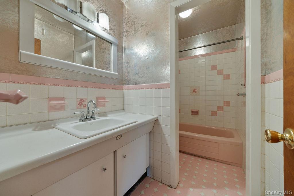 5 Steinway Court, Suffern, NY 10901