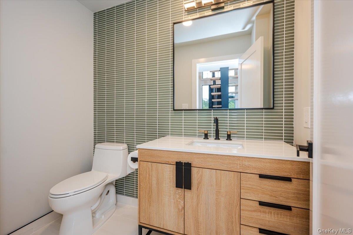 147 W Bayberry Road, Islip, NY 11751