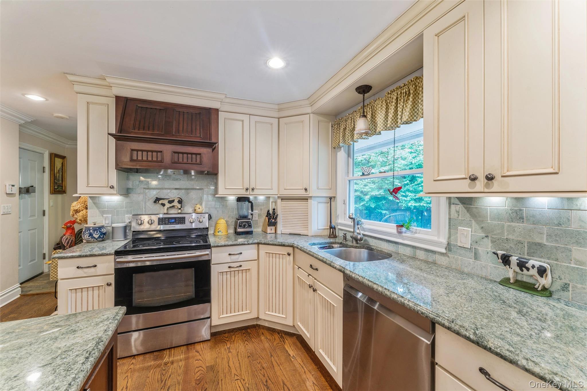 15 Ridge Road, Glen Cove, NY 11542