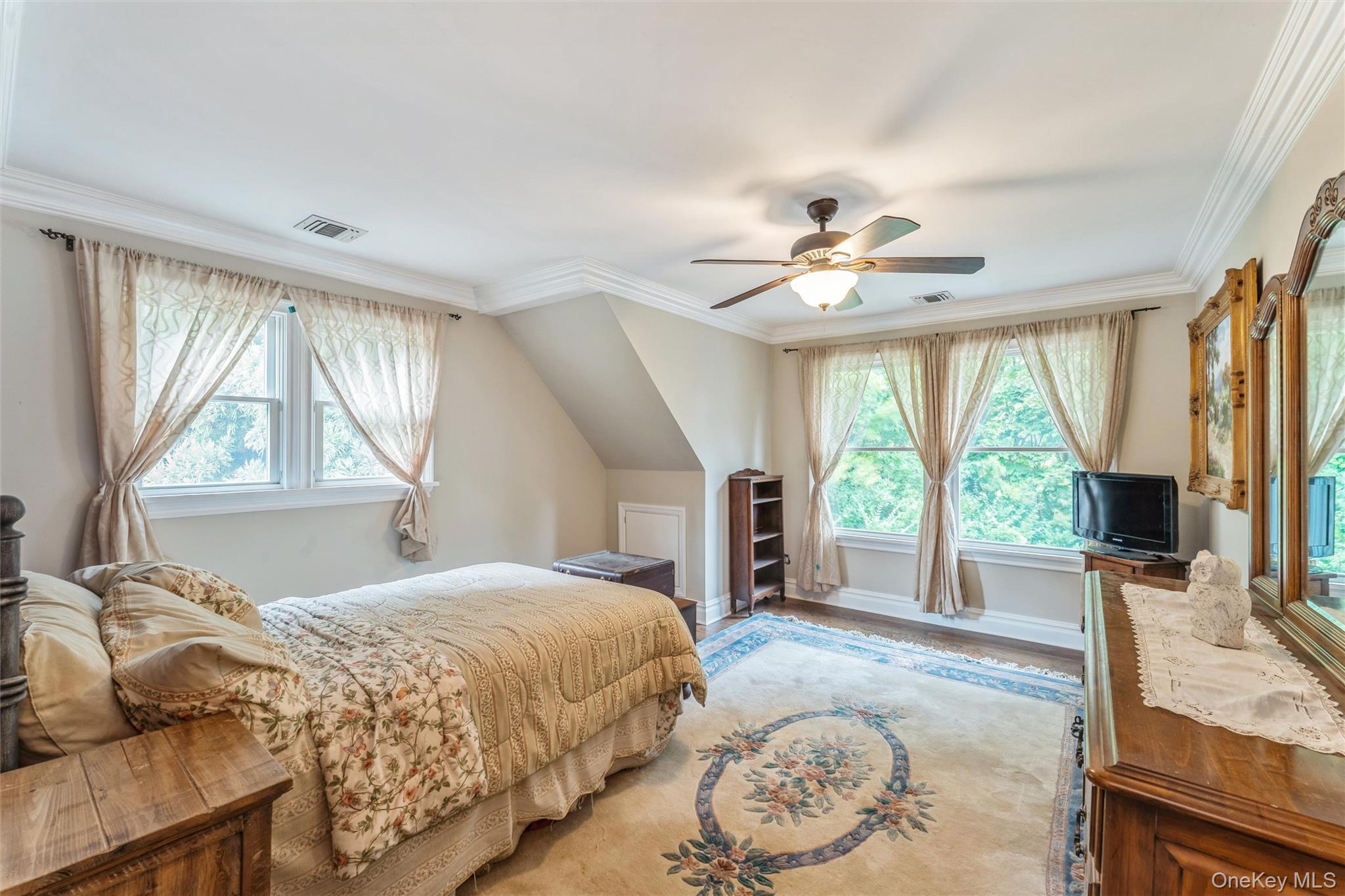 15 Ridge Road, Glen Cove, NY 11542