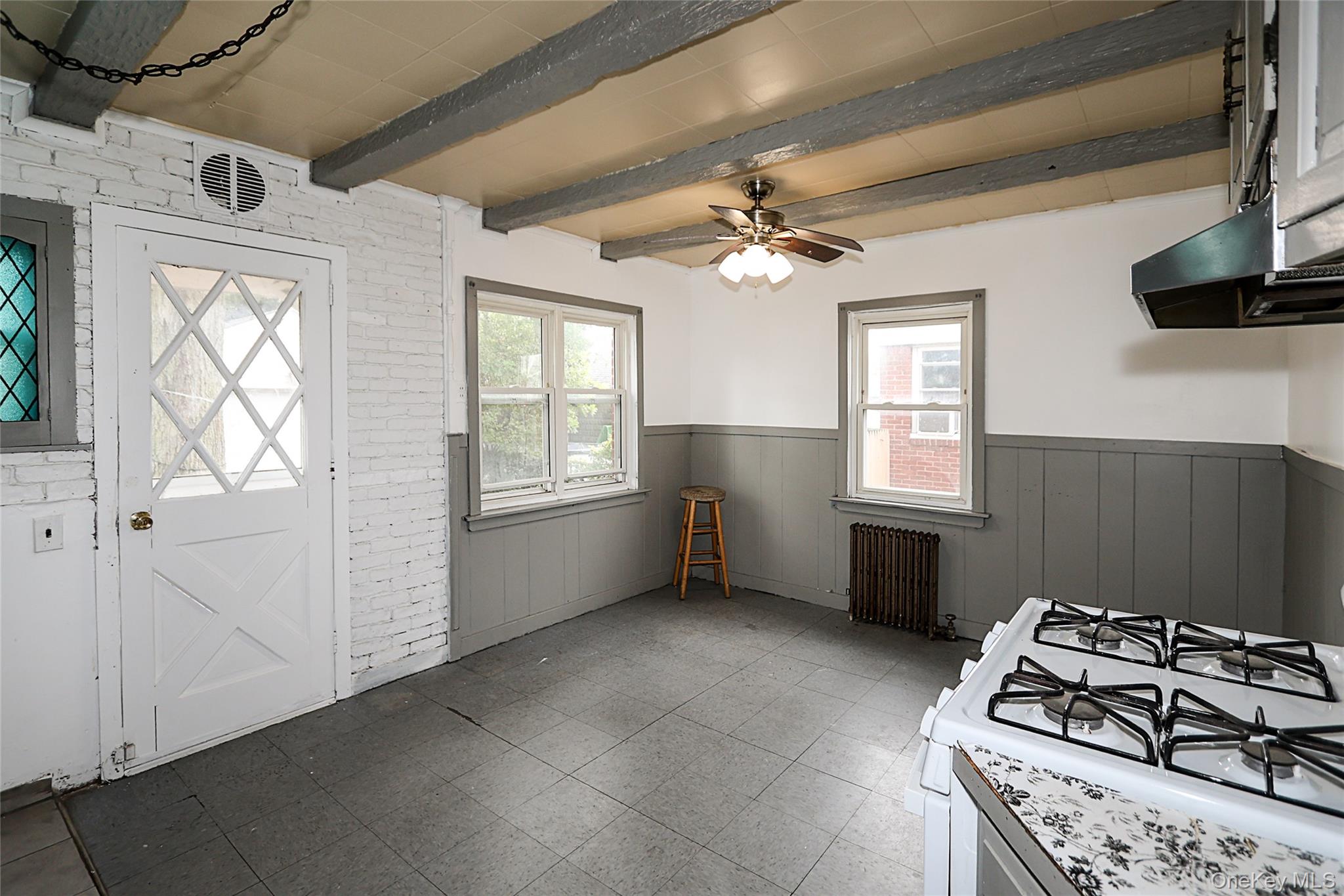 33 Cherry Lane, Carle Place, NY 11514