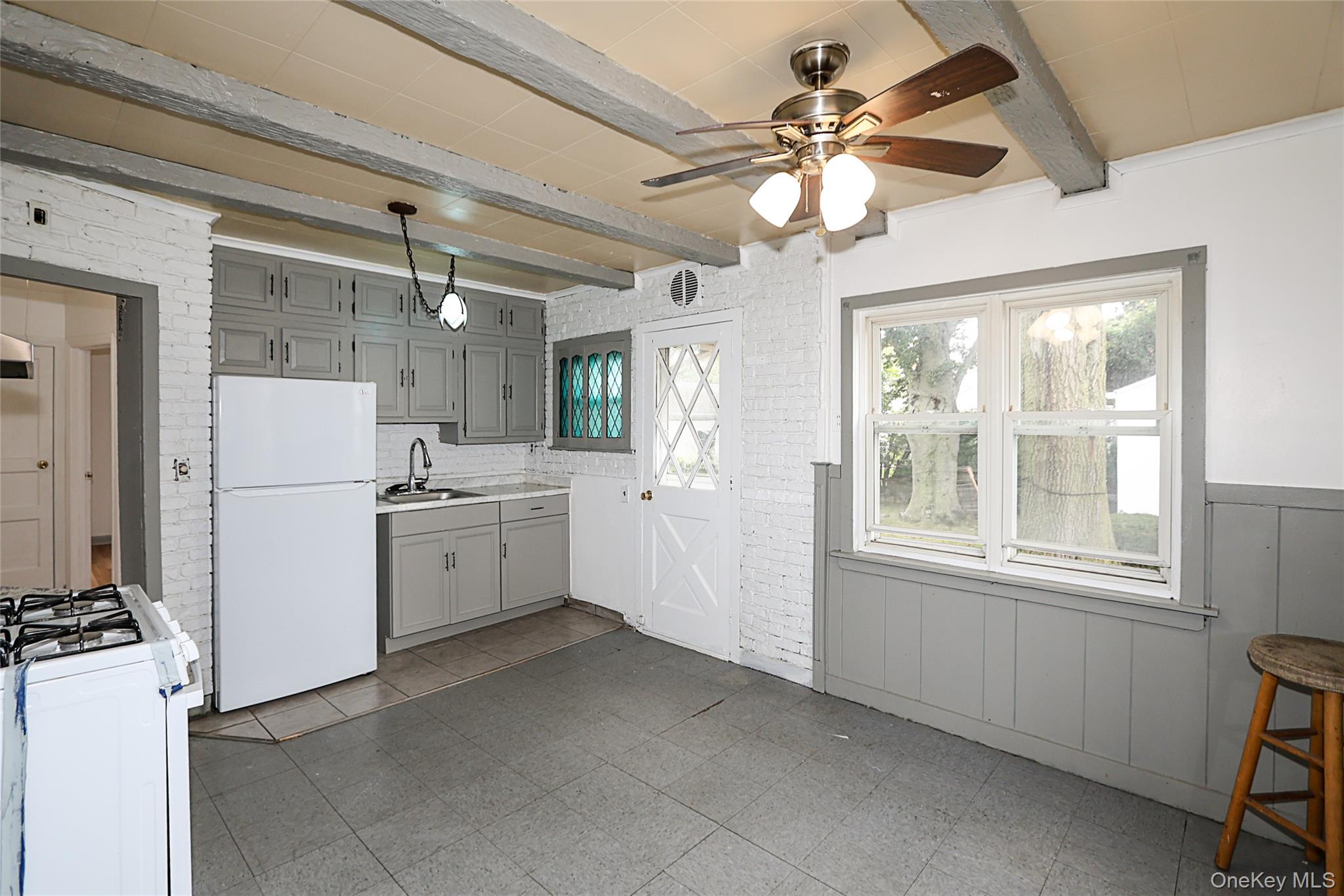 33 Cherry Lane, Carle Place, NY 11514