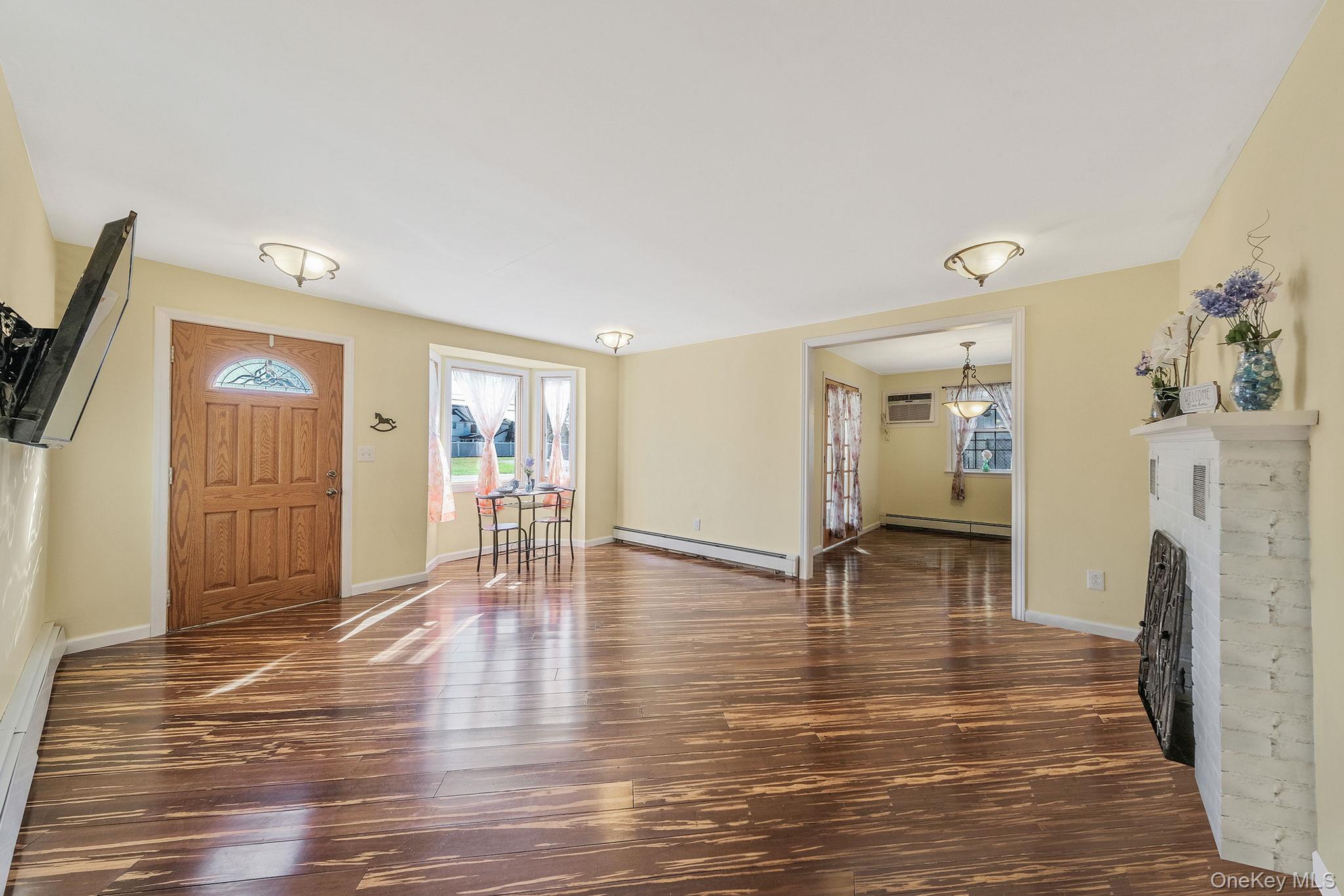 404 Vanderbilt Boulevard, Oakdale, NY 11769