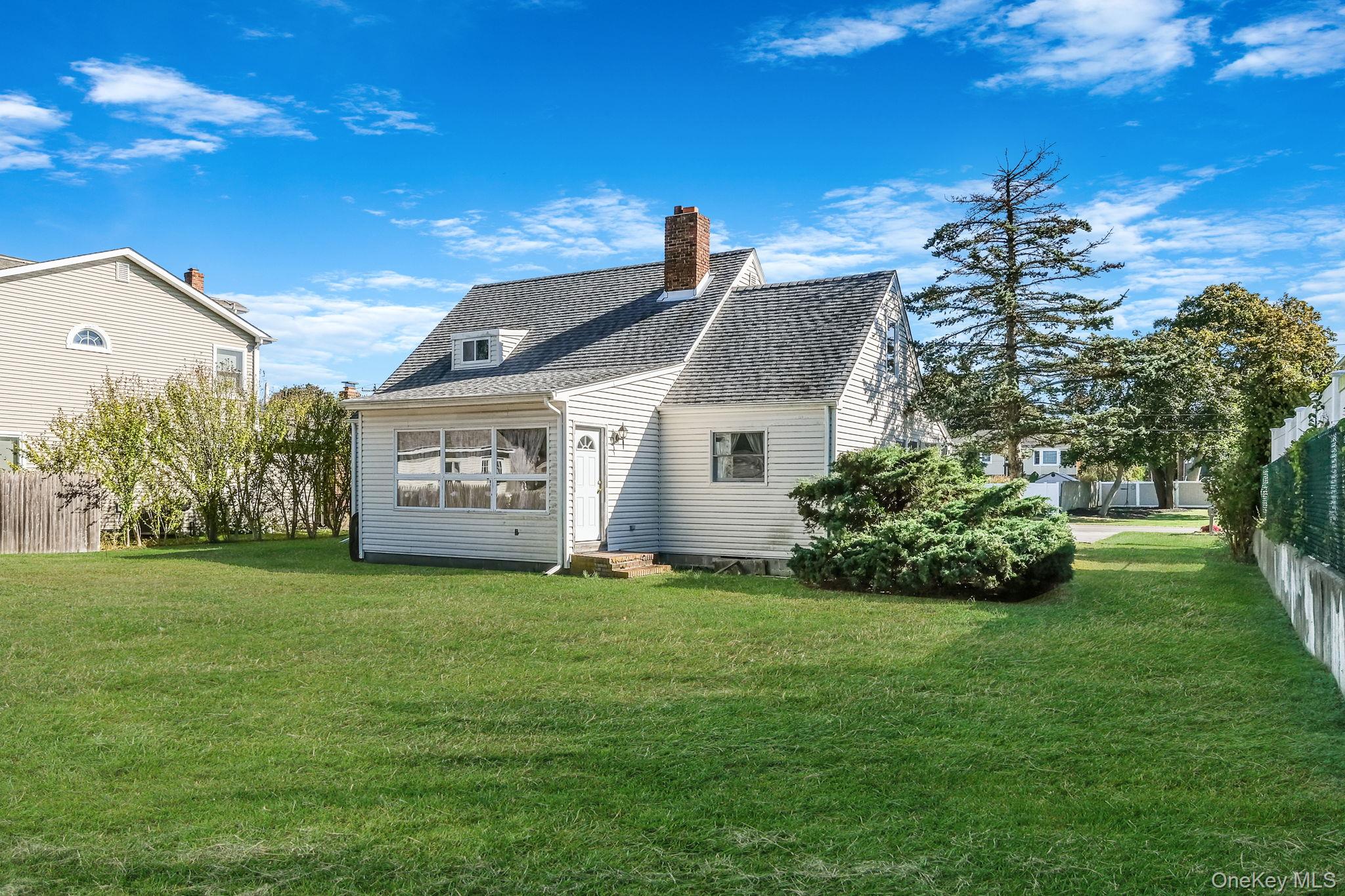 404 Vanderbilt Boulevard, Oakdale, NY 11769