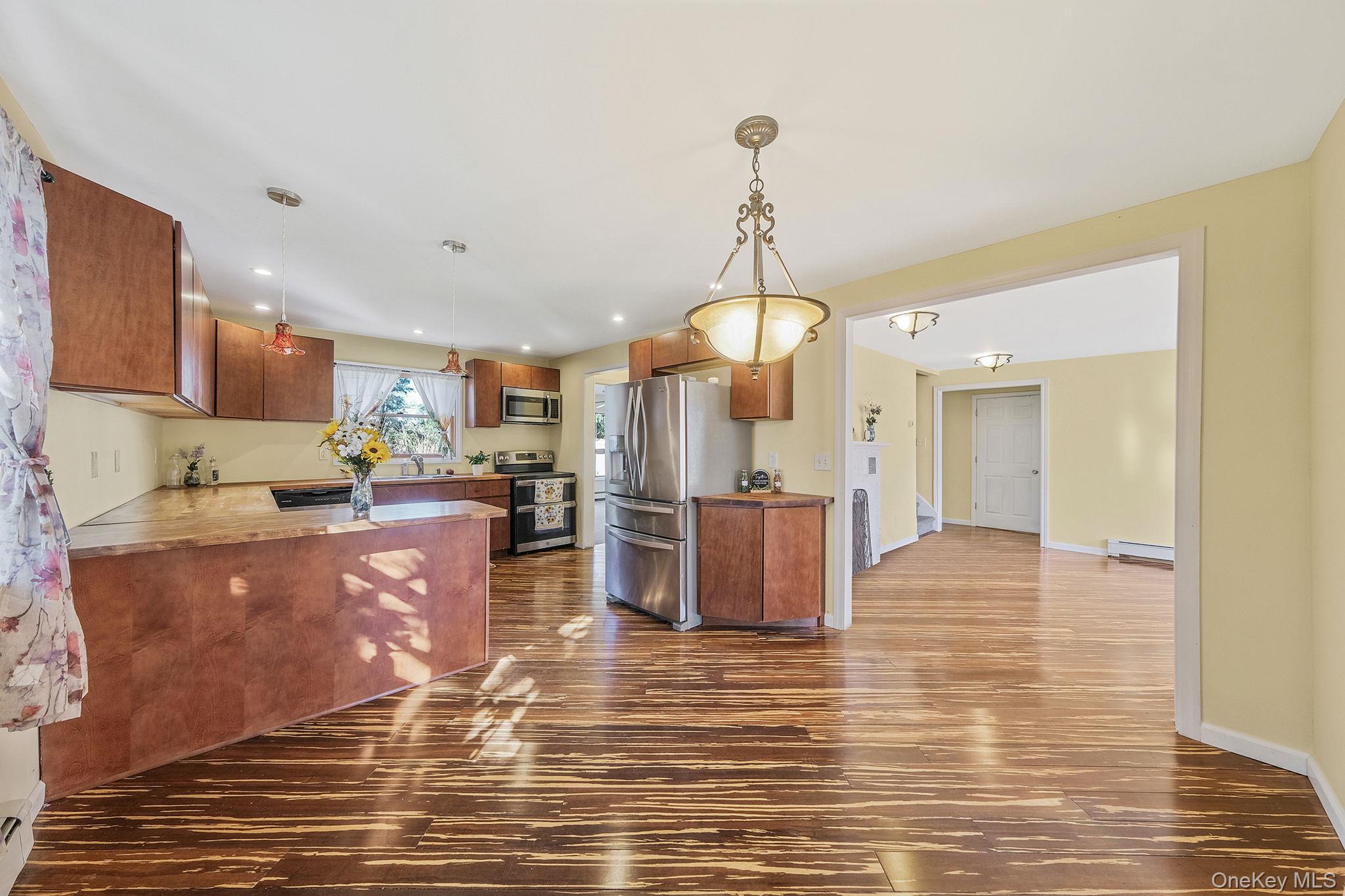 404 Vanderbilt Boulevard, Oakdale, NY 11769