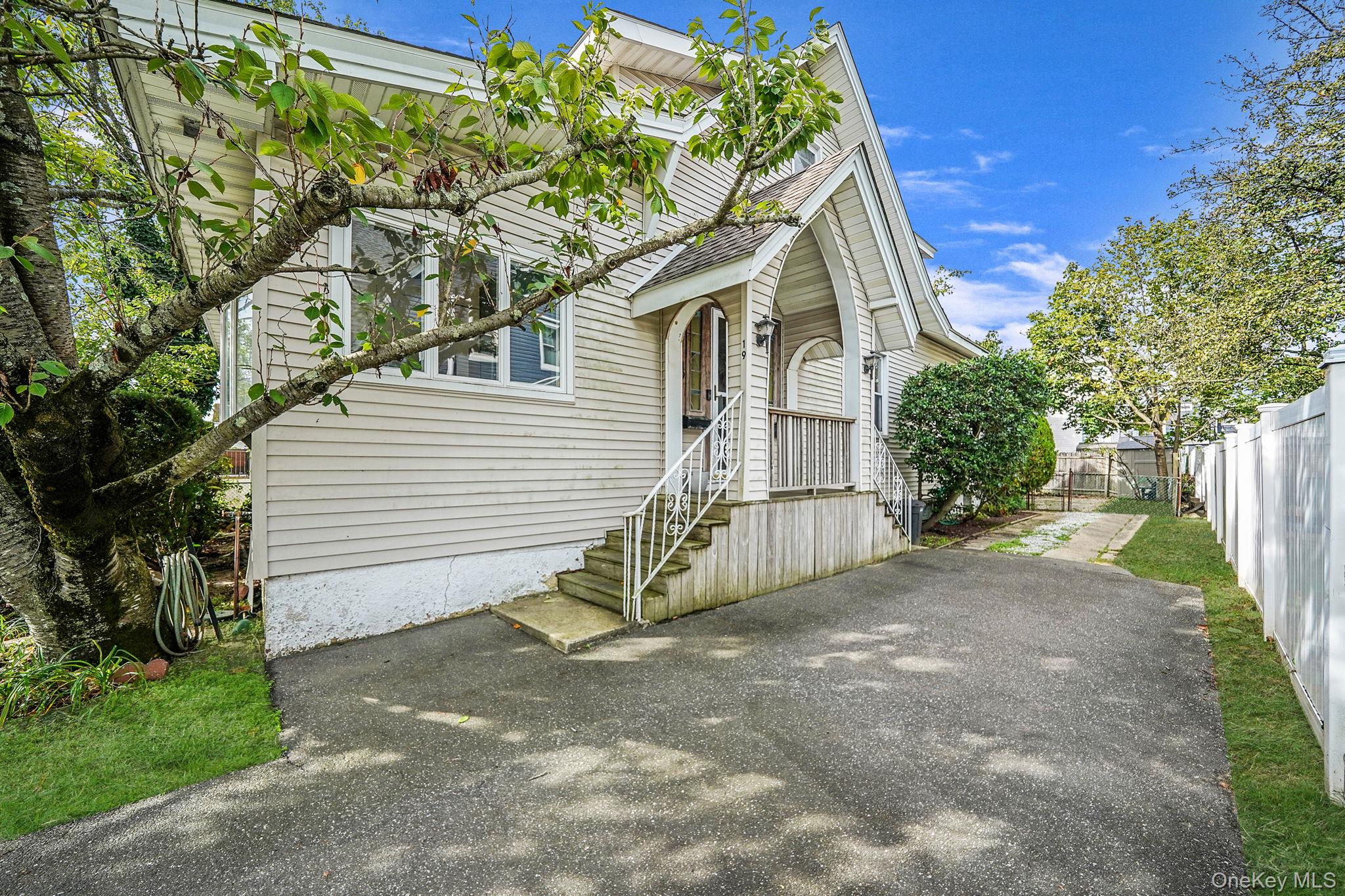 19 4th Avenue, East Rockaway, NY 11518