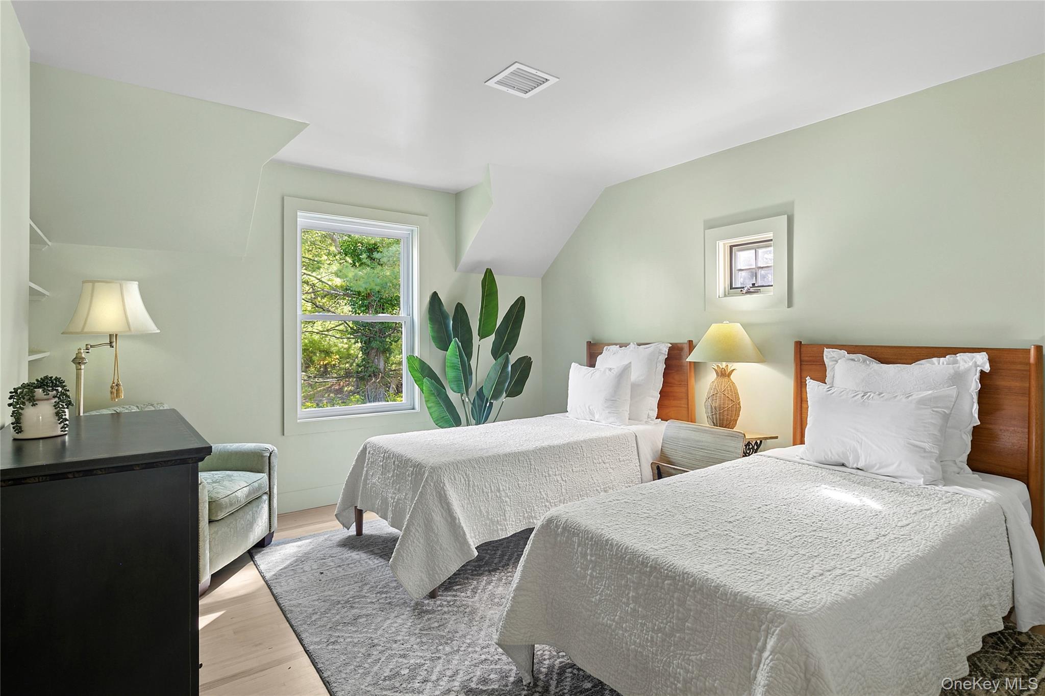 6 East Gate Road, Wainscott, NY 11975