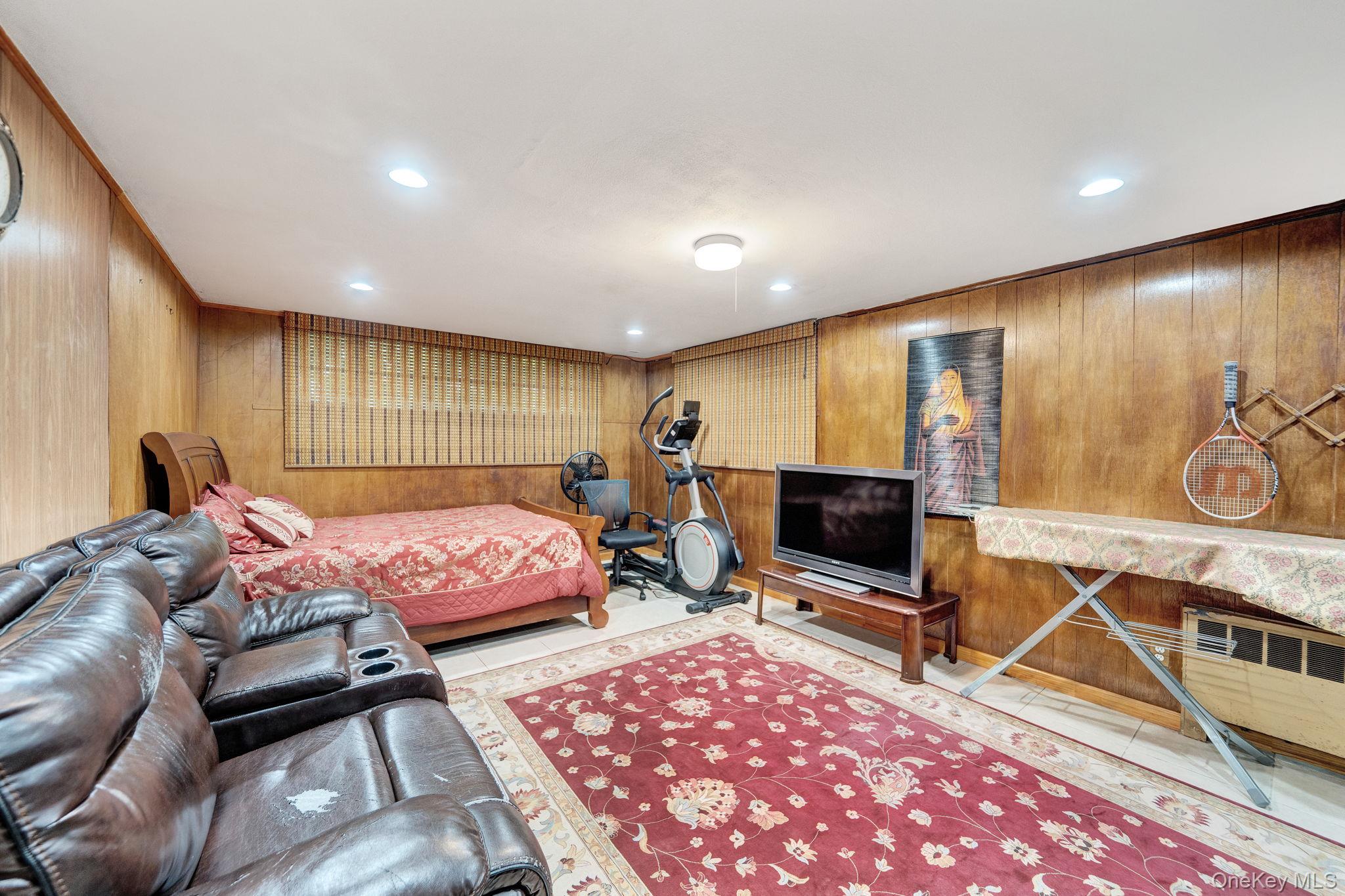 1 Wayland Road, Plainview, NY 11803