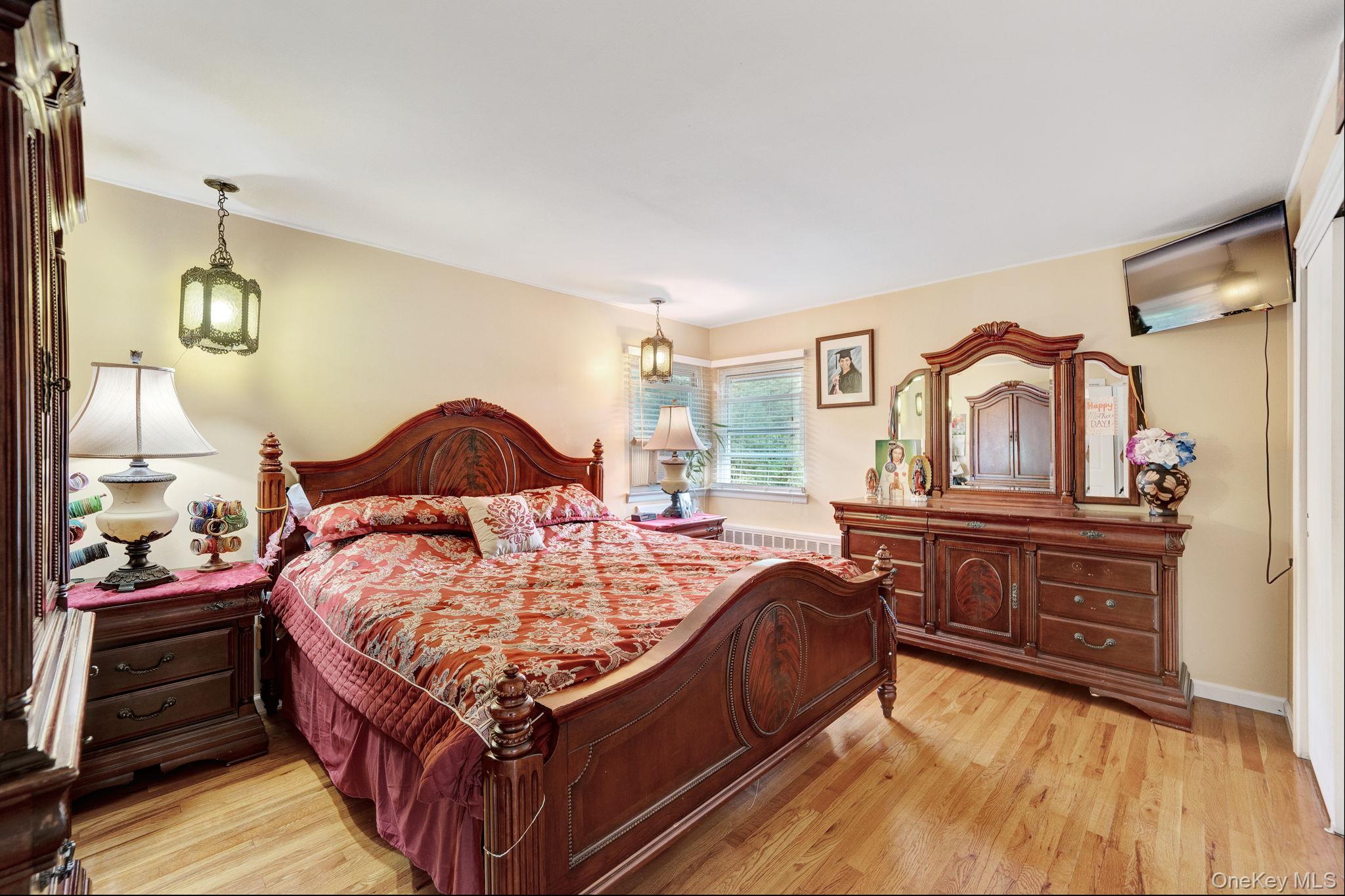 1 Wayland Road, Plainview, NY 11803