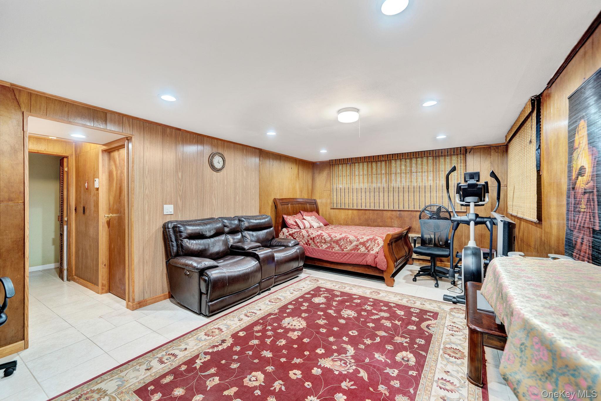 1 Wayland Road, Plainview, NY 11803