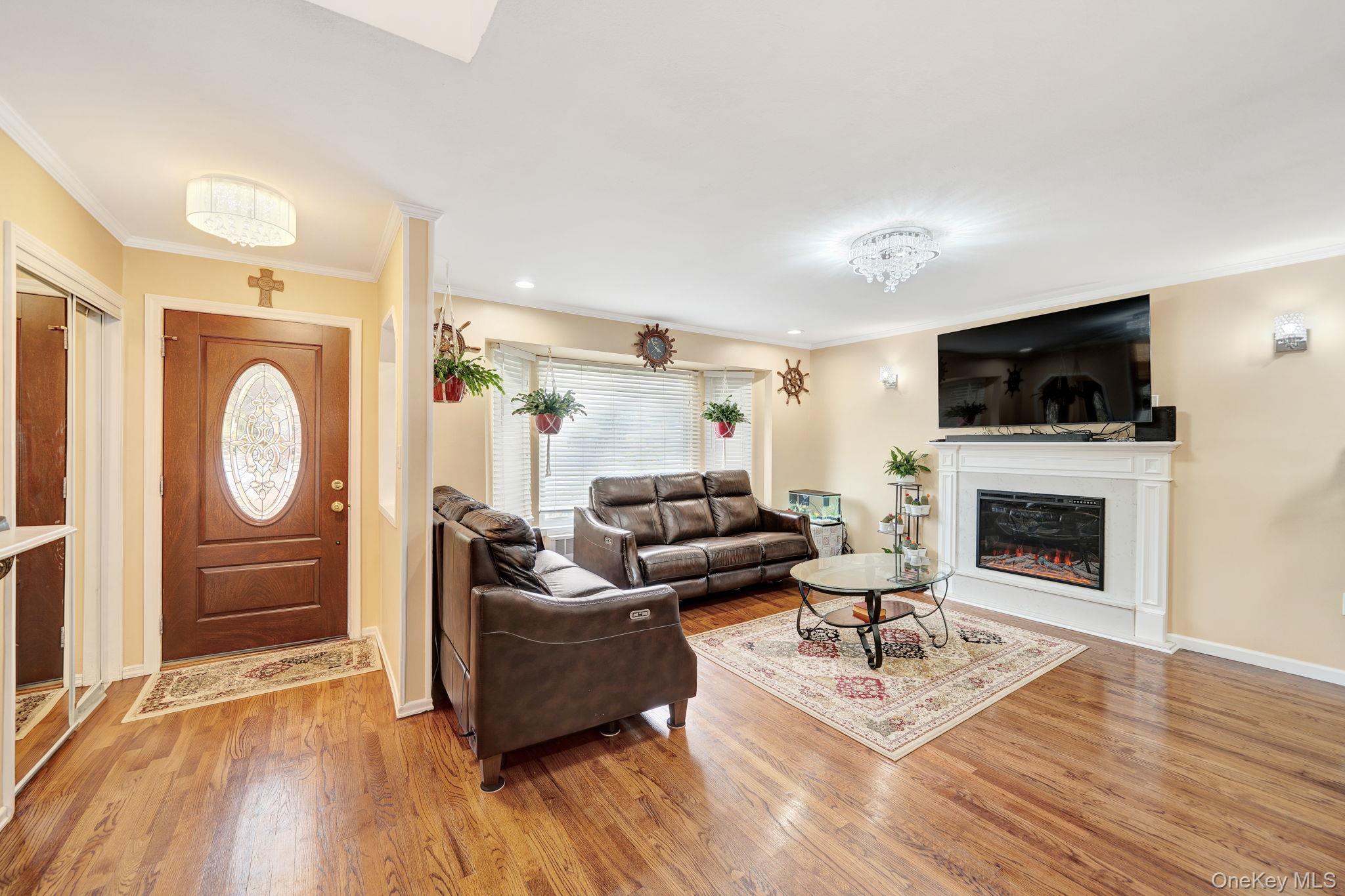 1 Wayland Road, Plainview, NY 11803