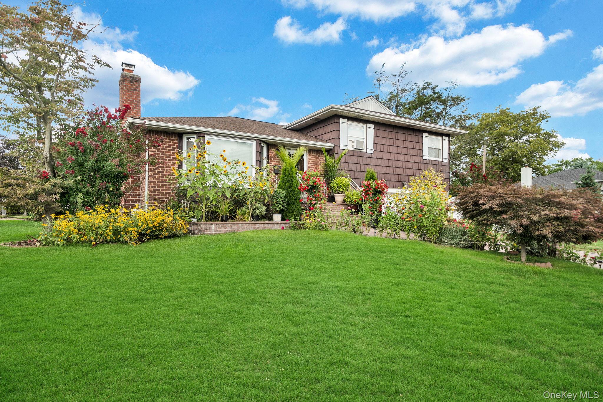 1 Wayland Road, Plainview, NY 11803