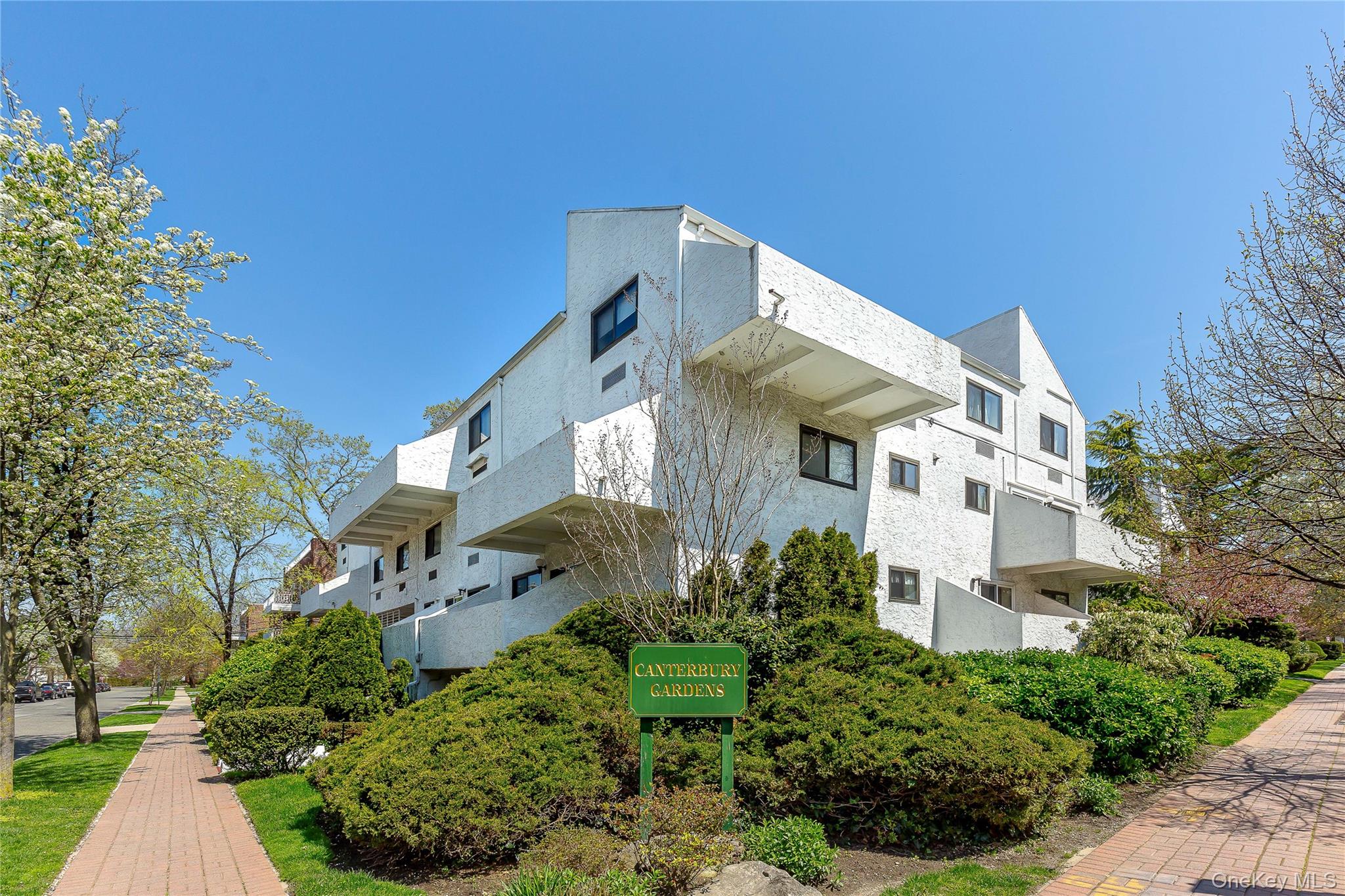 21 CANTERBURY # 17, Great Neck, NY 11021