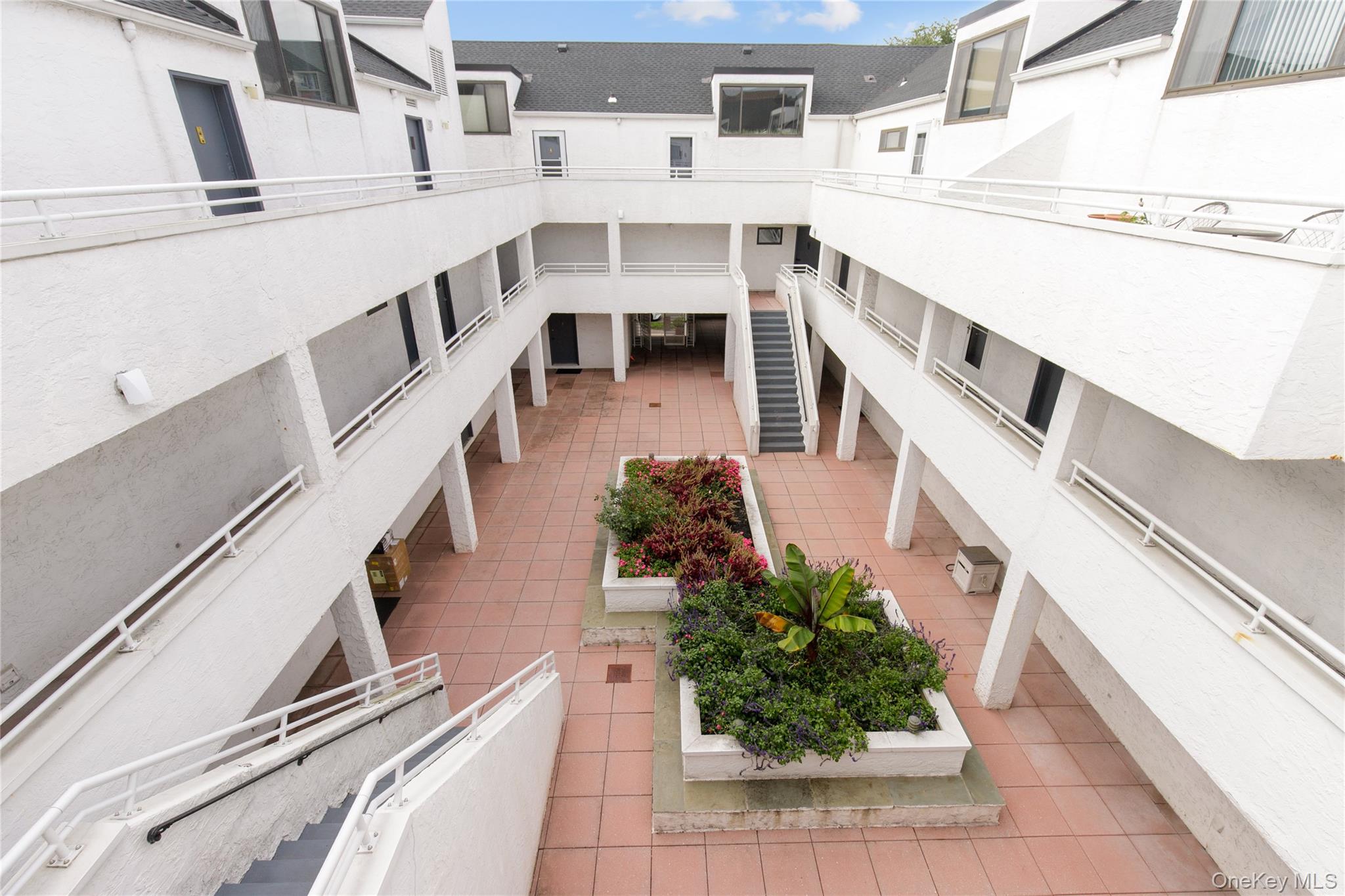 21 CANTERBURY # 17, Great Neck, NY 11021