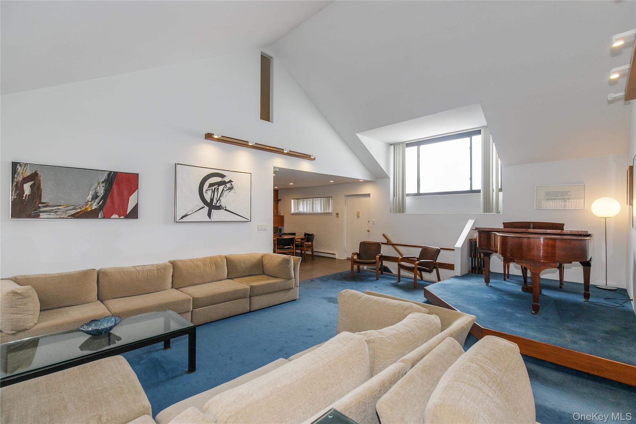 21 CANTERBURY # 17, Great Neck, NY 11021