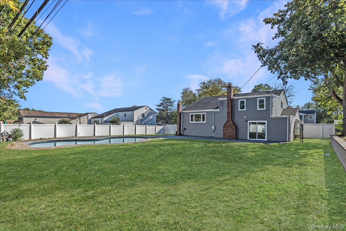 75 Wesleyan Road, Smithtown, NY 11787