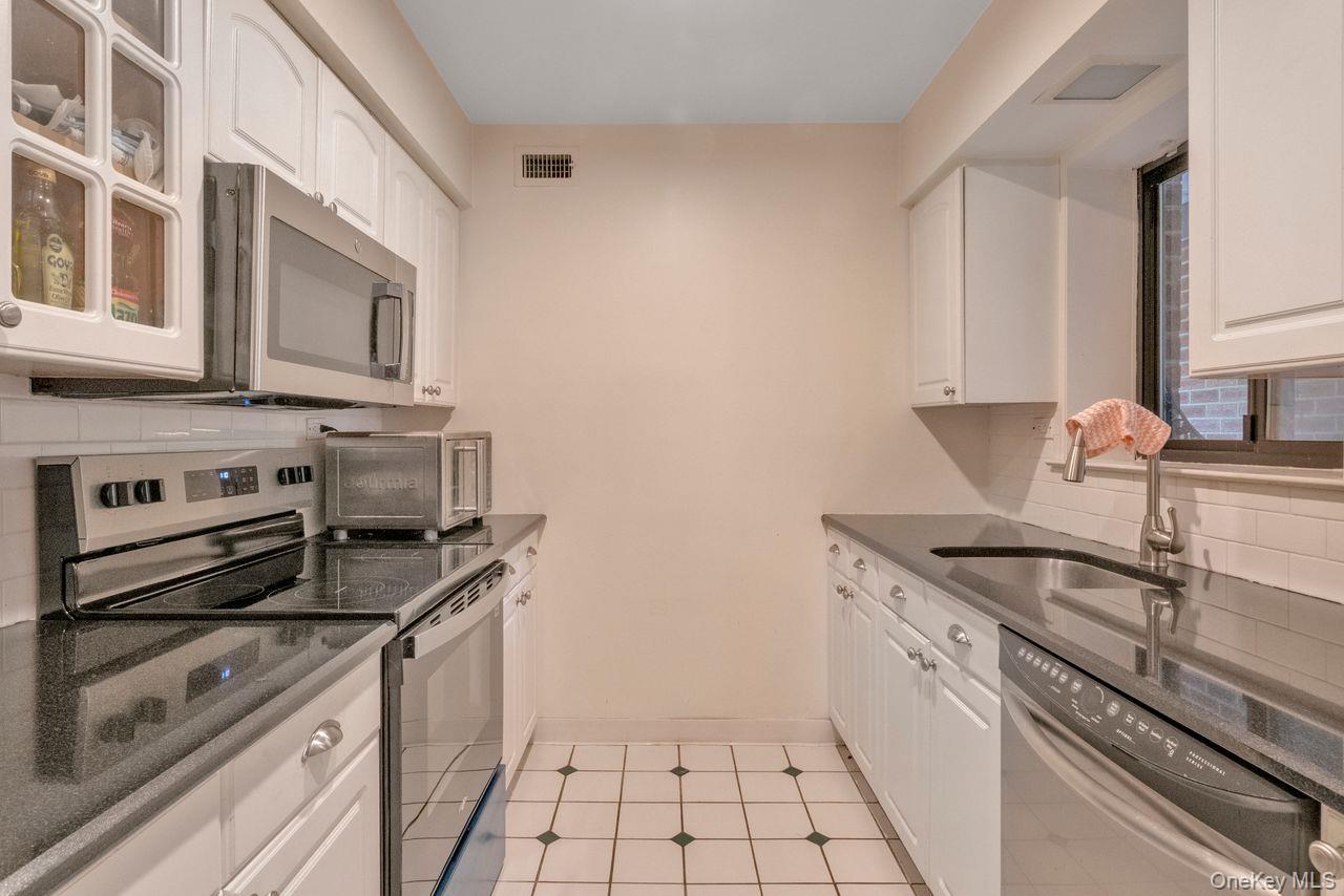 14 Bronxville Glen Drive, Bronxville, NY 10708