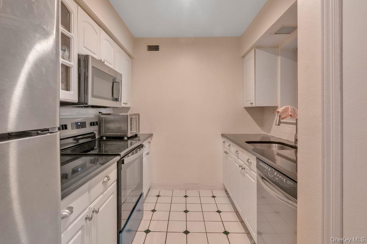 14 Bronxville Glen Drive, Bronxville, NY 10708