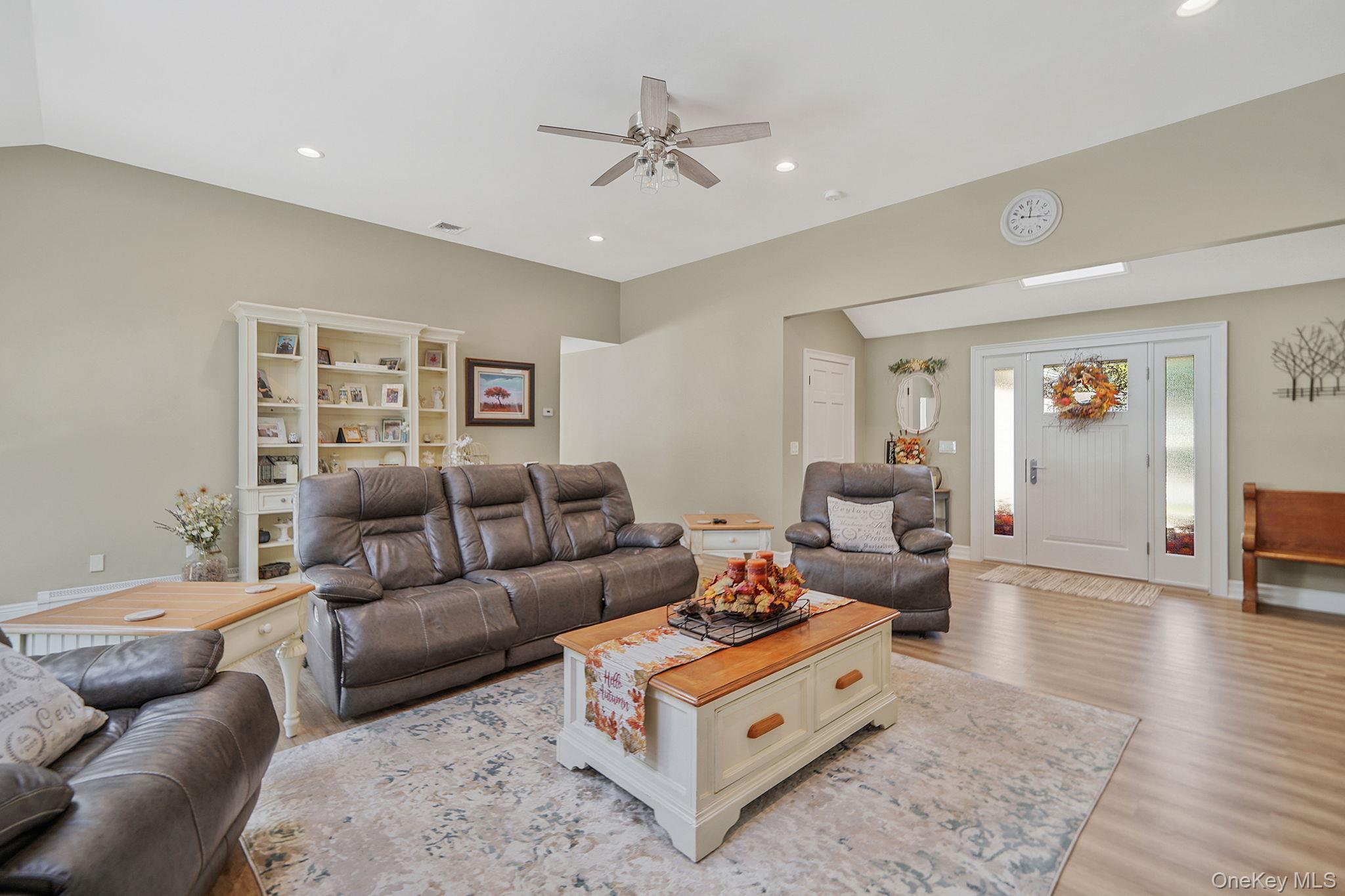 246 Roosevelt Boulevard, Hauppauge, NY 11788