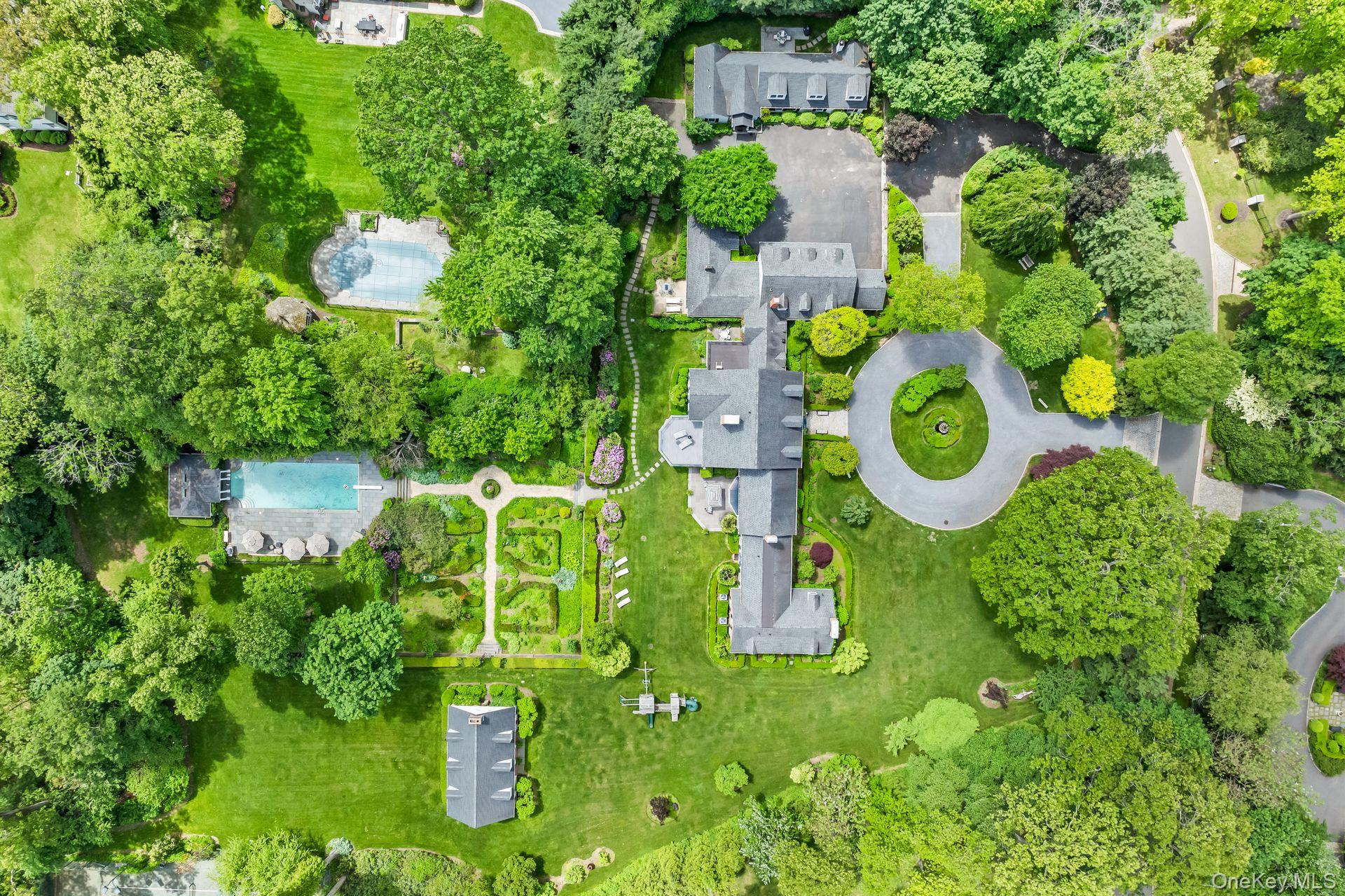 8 Stonegate Lane, Old Brookville, NY 11545